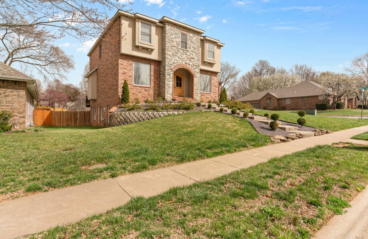 903 East Gaslight Drive Property Photo 2