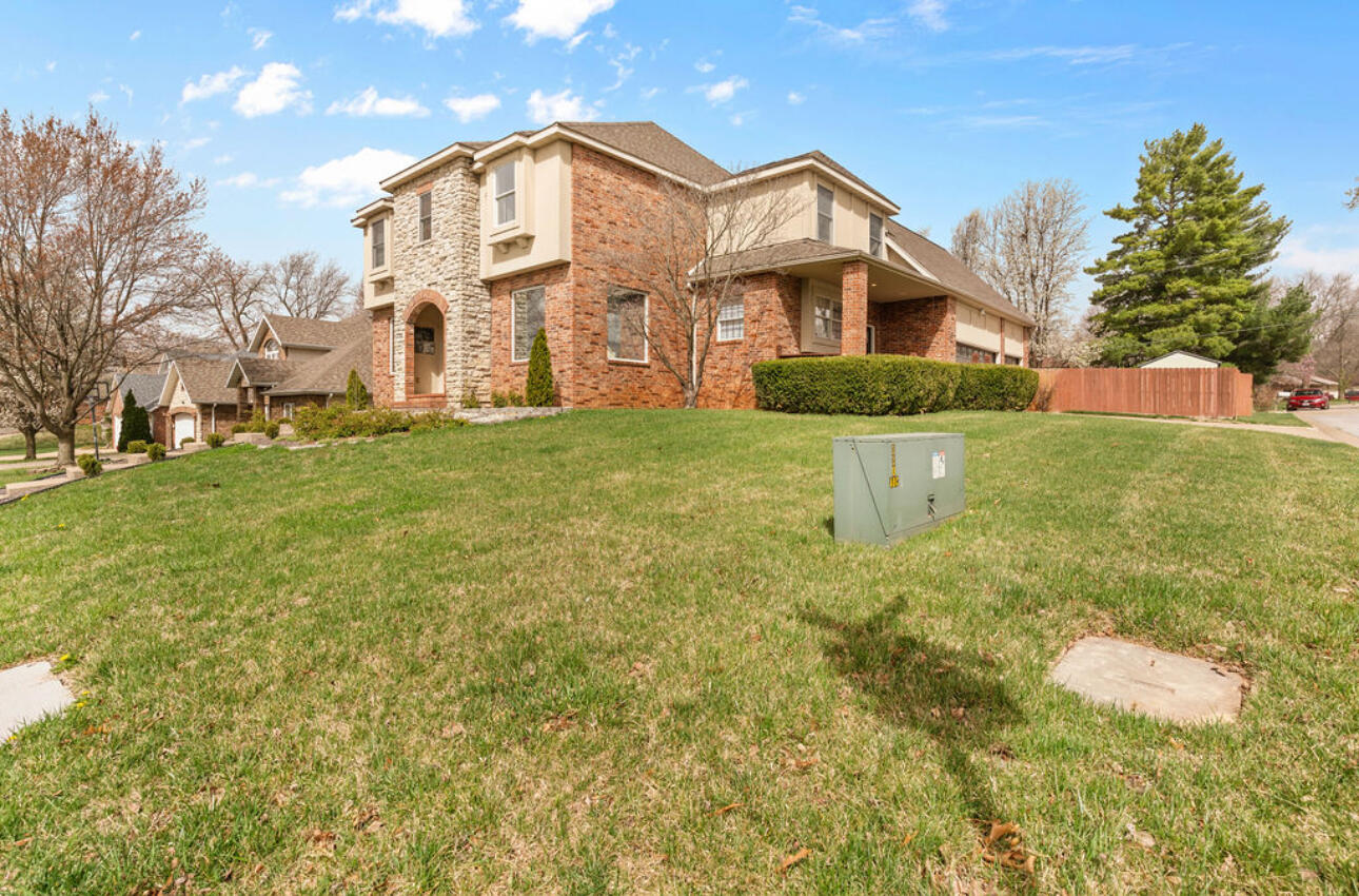 903 East Gaslight Drive Property Photo 3