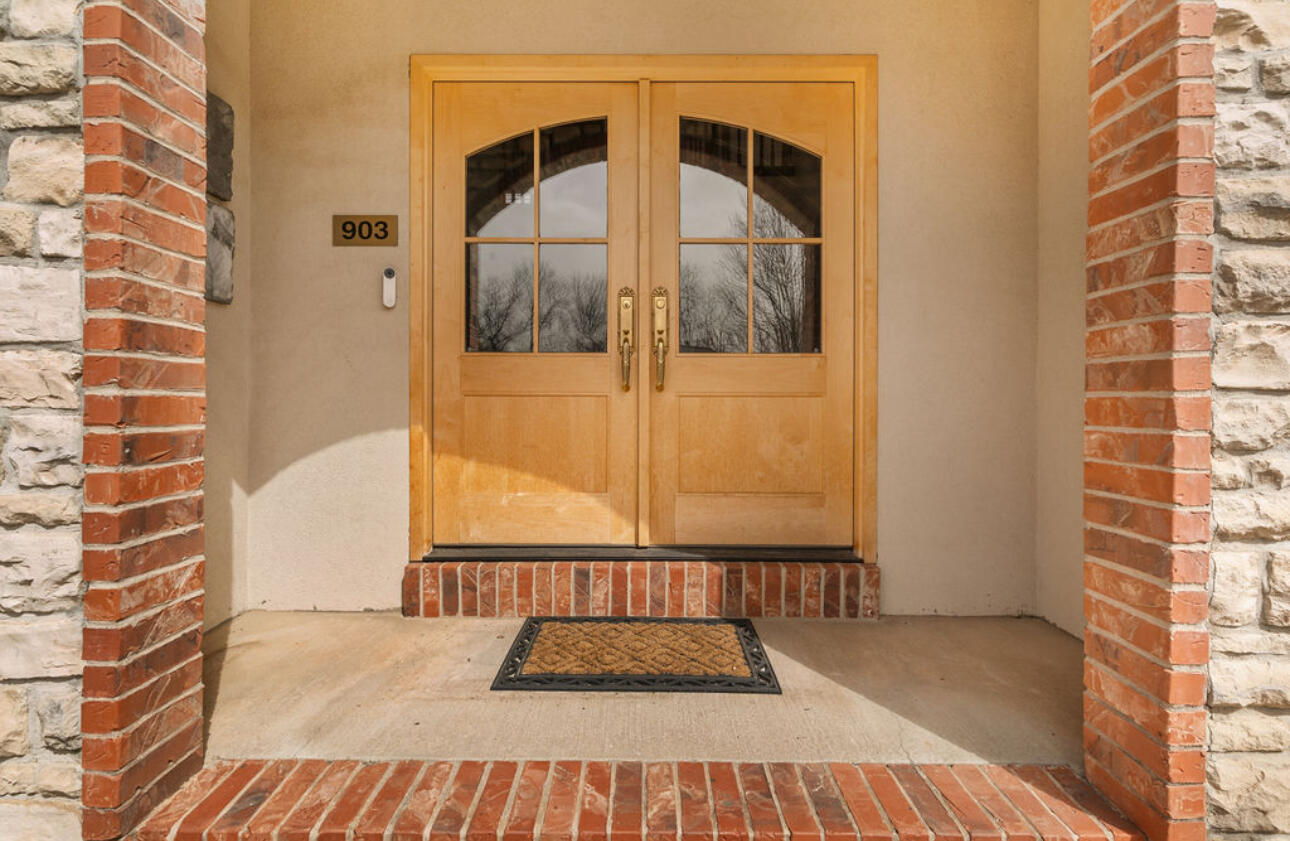 903 East Gaslight Drive Property Photo 6