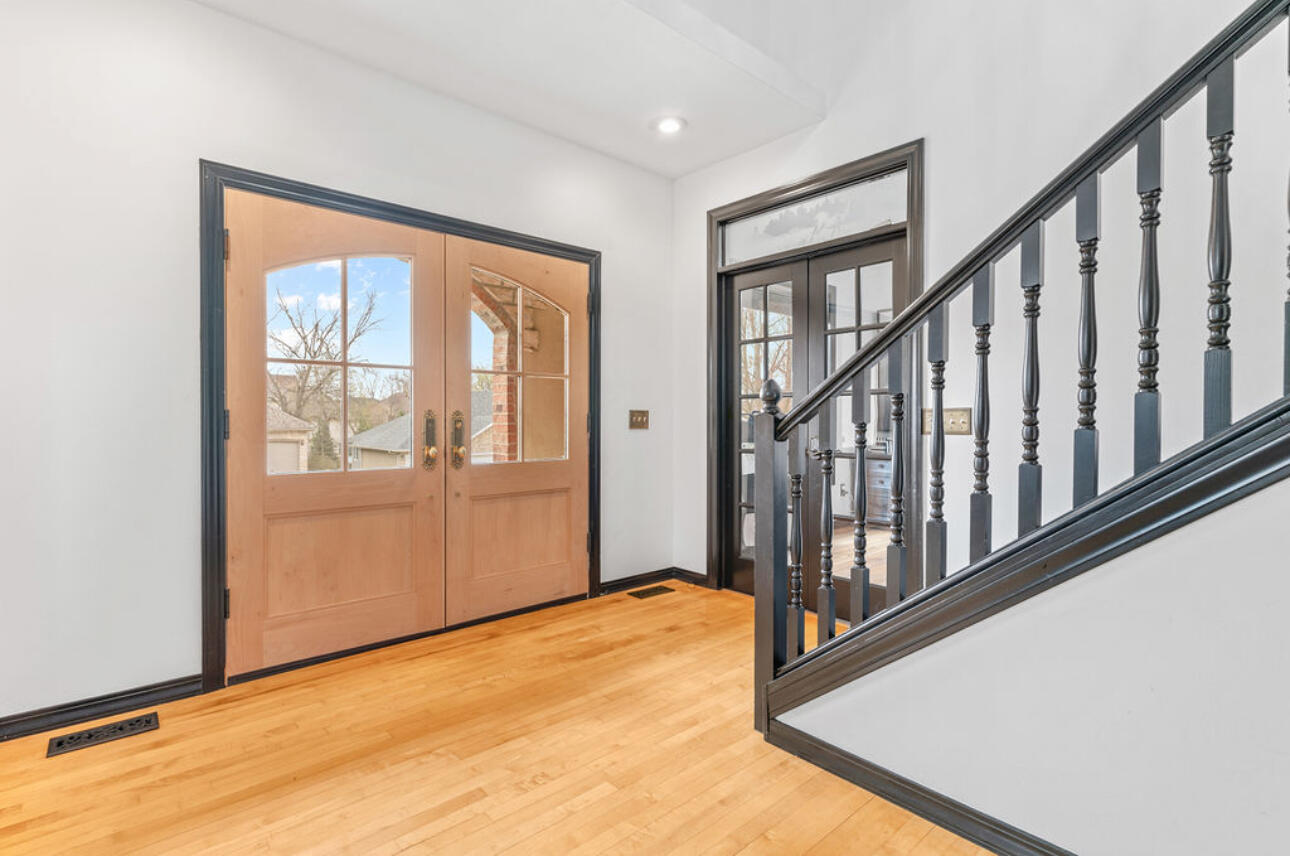 903 East Gaslight Drive Property Photo 7