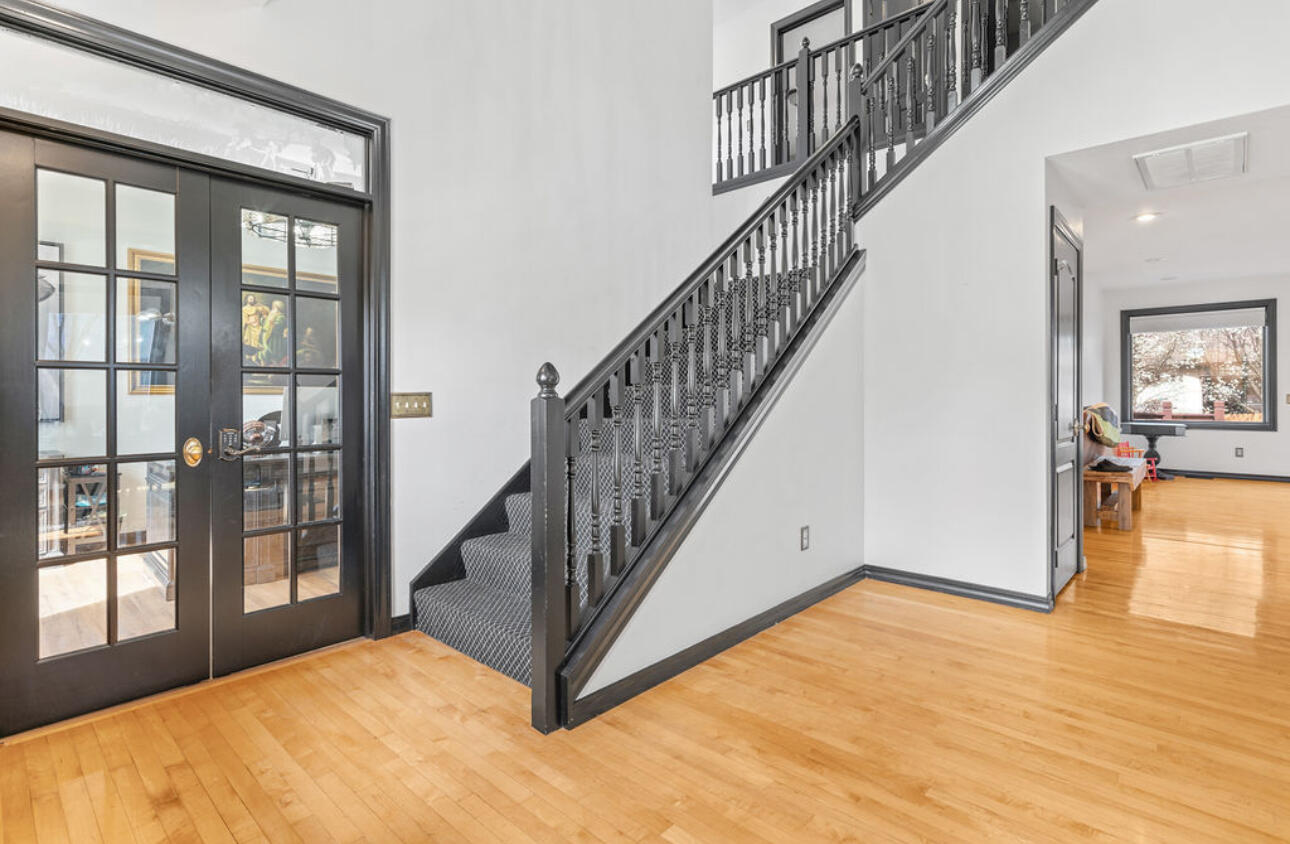 903 East Gaslight Drive Property Photo 8