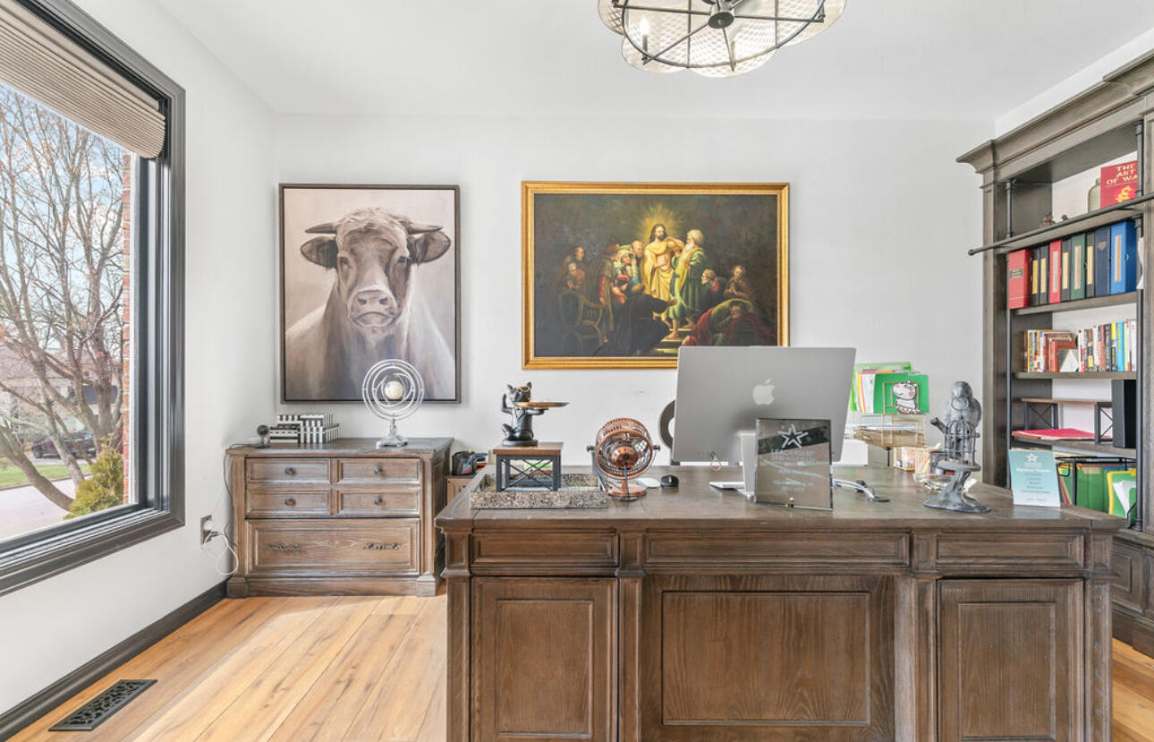 903 East Gaslight Drive Property Photo 9