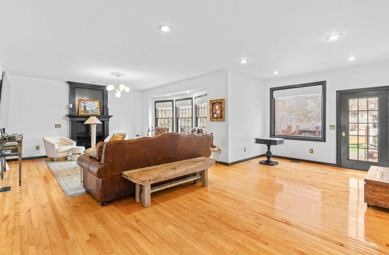 903 East Gaslight Drive Property Photo 16