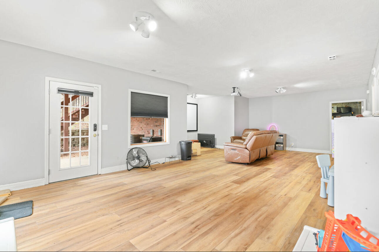 903 East Gaslight Drive Property Photo 39