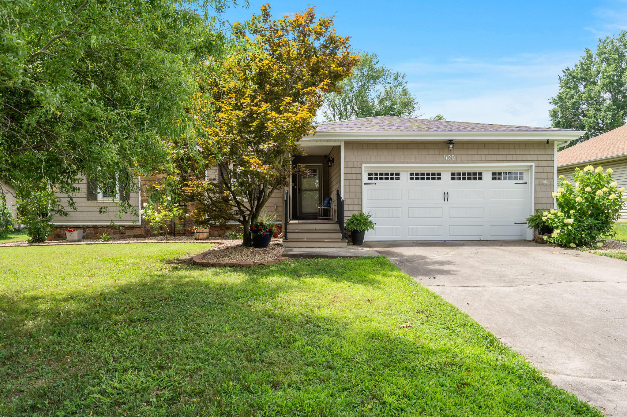 1120 East Oak Tree Lane Property Photo 2