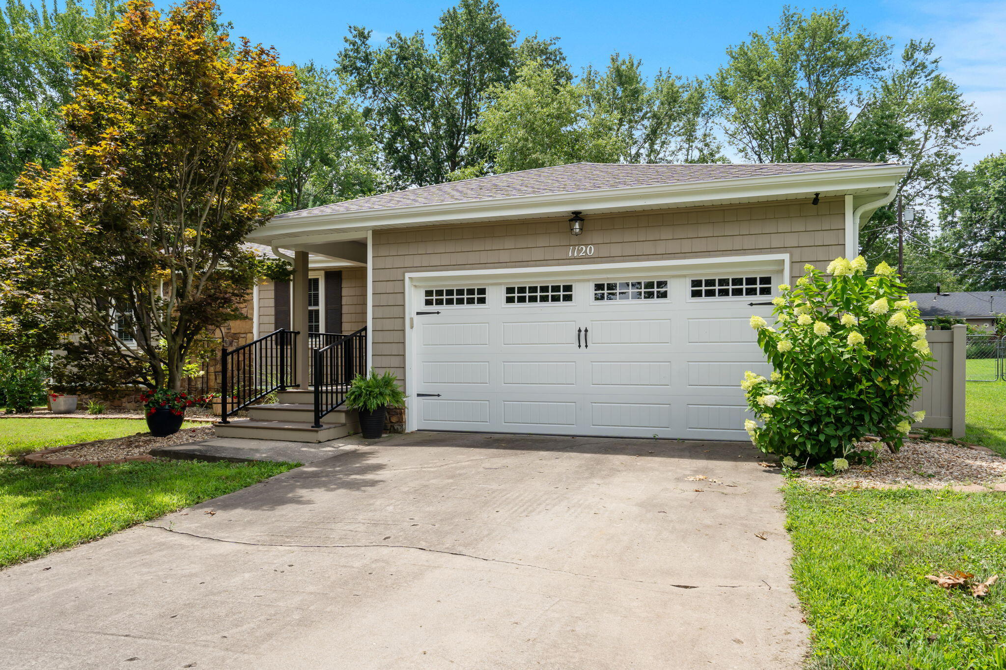 1120 East Oak Tree Lane Property Photo 3