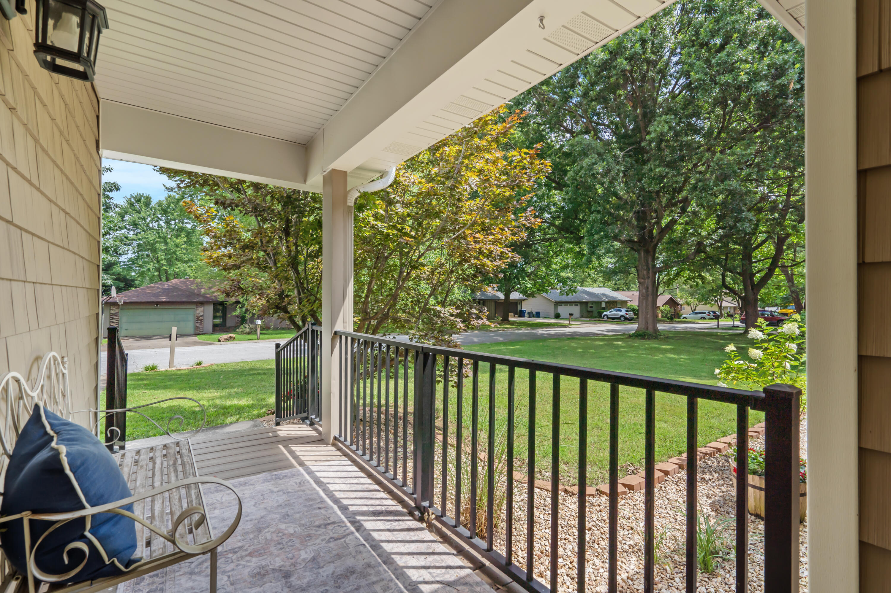 1120 East Oak Tree Lane Property Photo 4