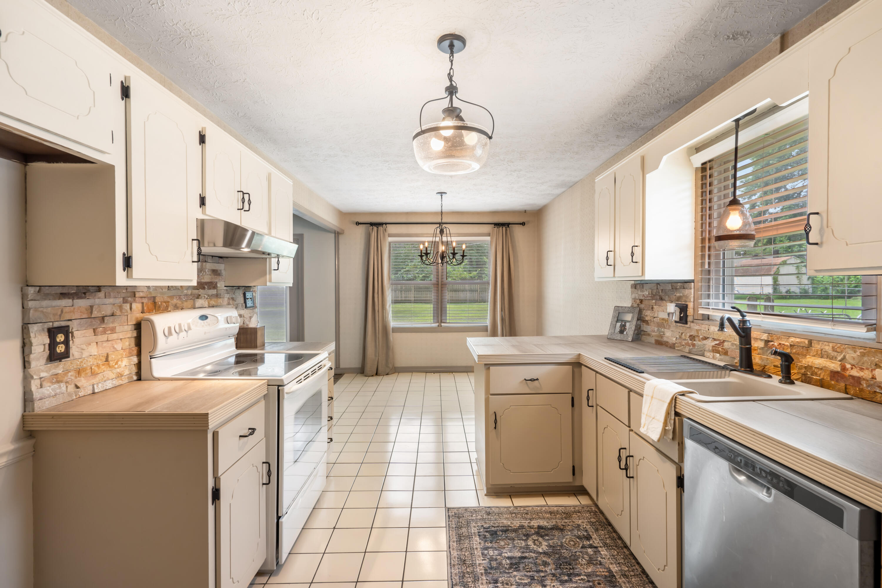 1120 East Oak Tree Lane Property Photo 13