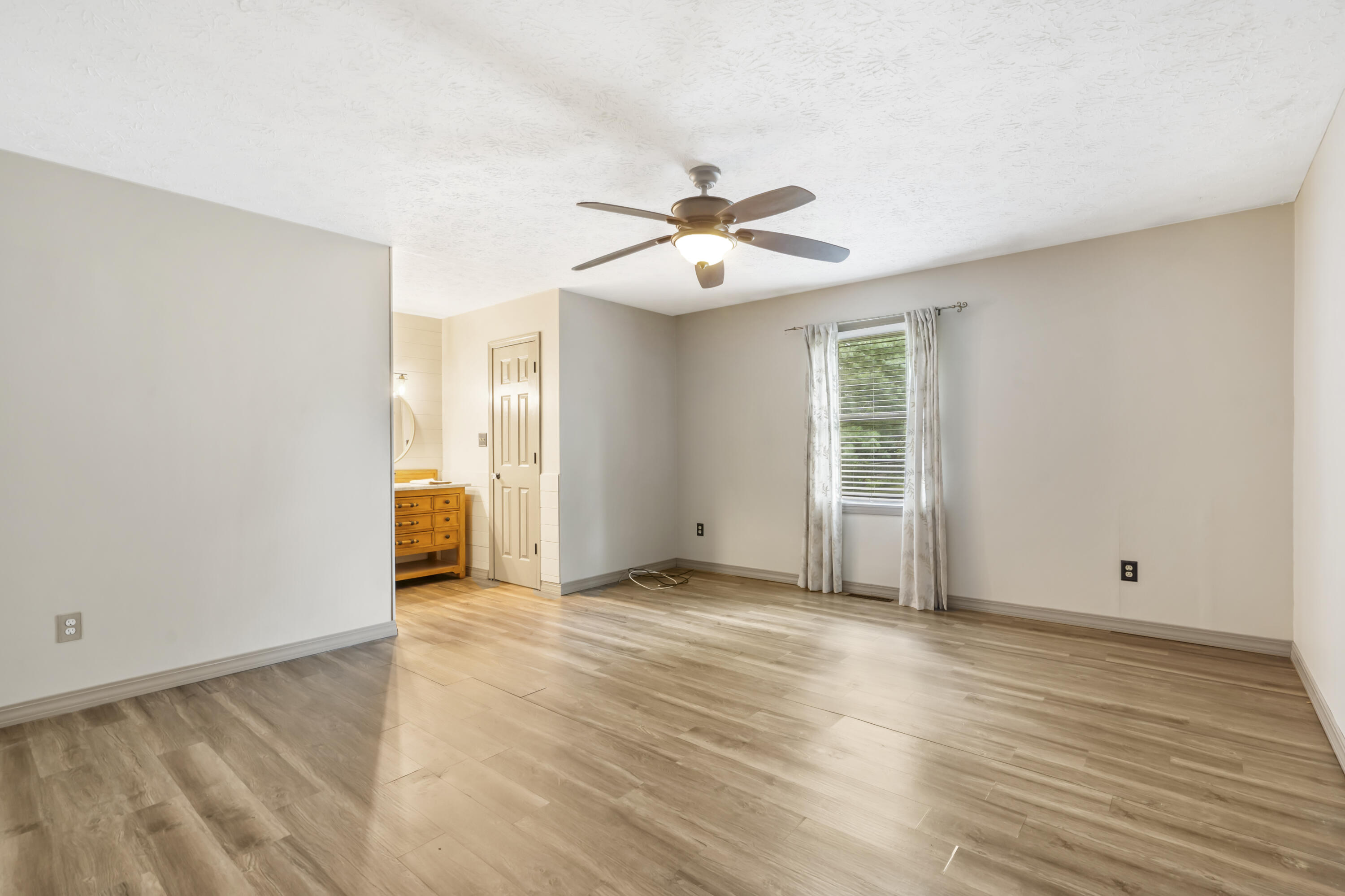 1120 East Oak Tree Lane Property Photo 18