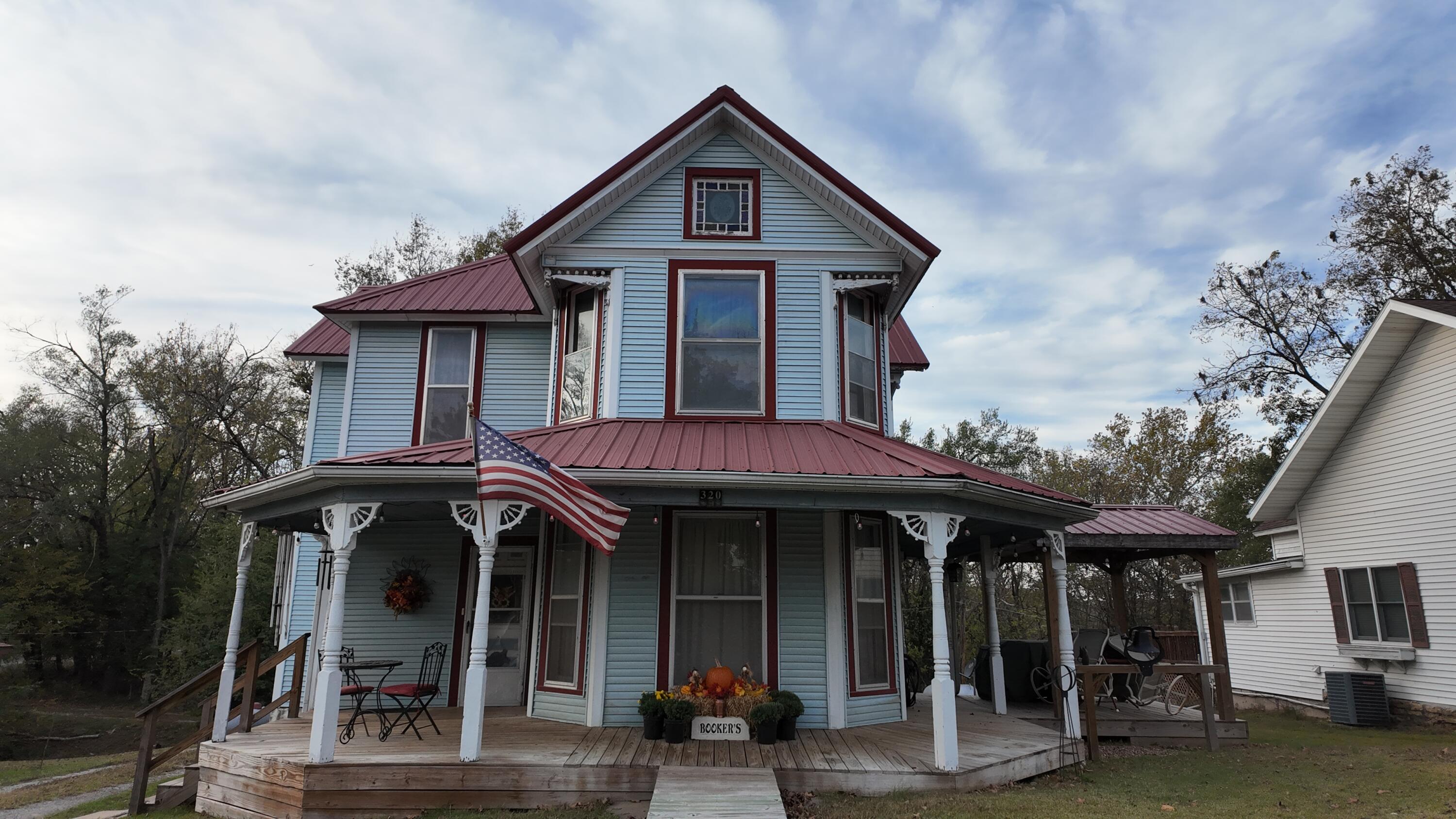 320 2nd Street Property Photo 1