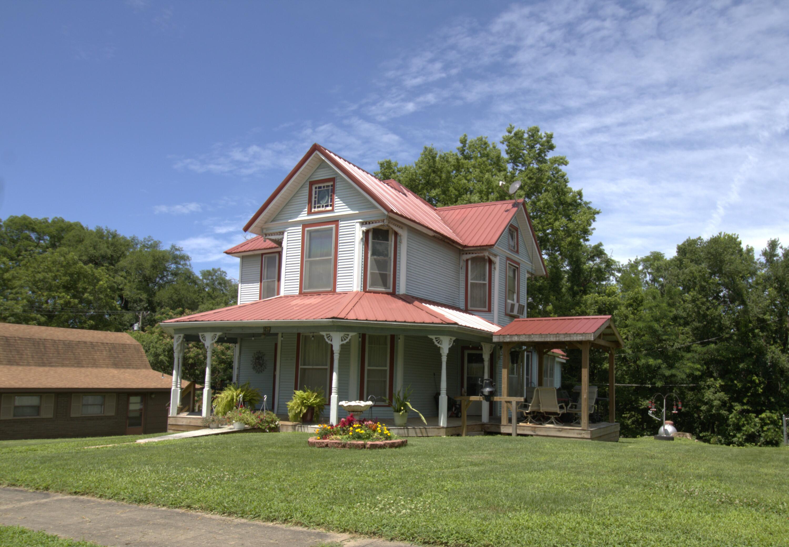 320 2nd Street Property Photo 3