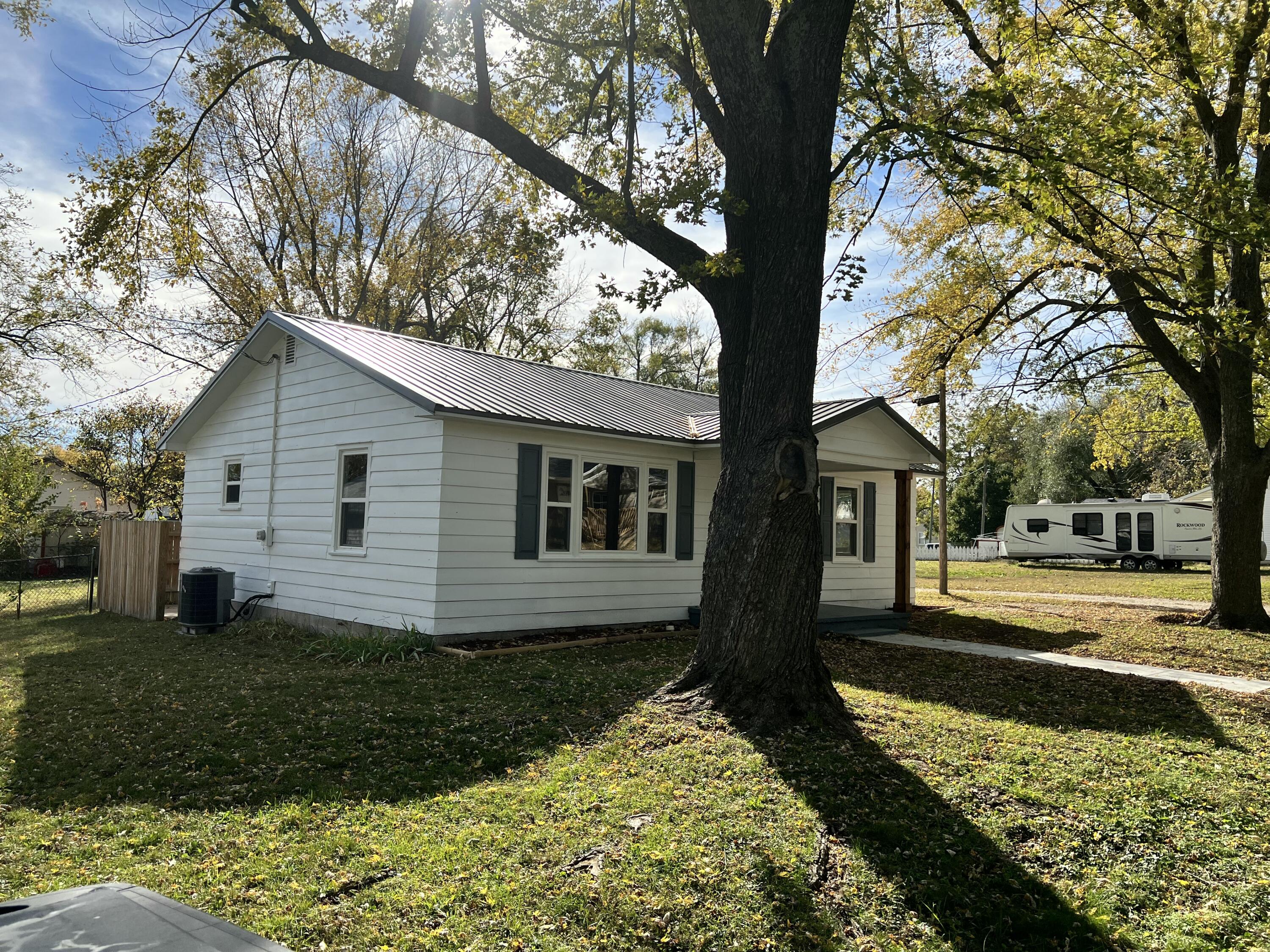 606 West Olive Street Property Photo 2