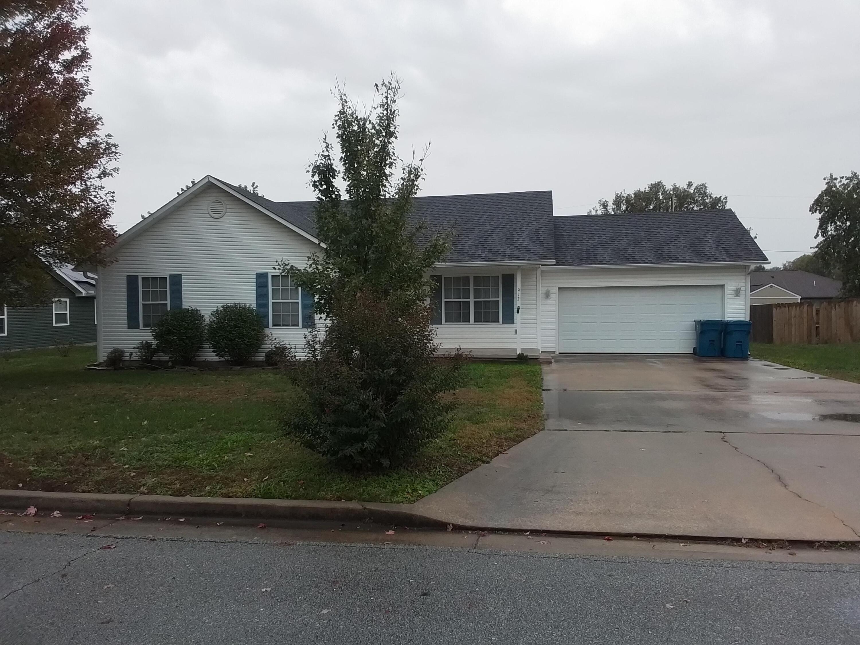 912 East Amber Drive Property Photo 1