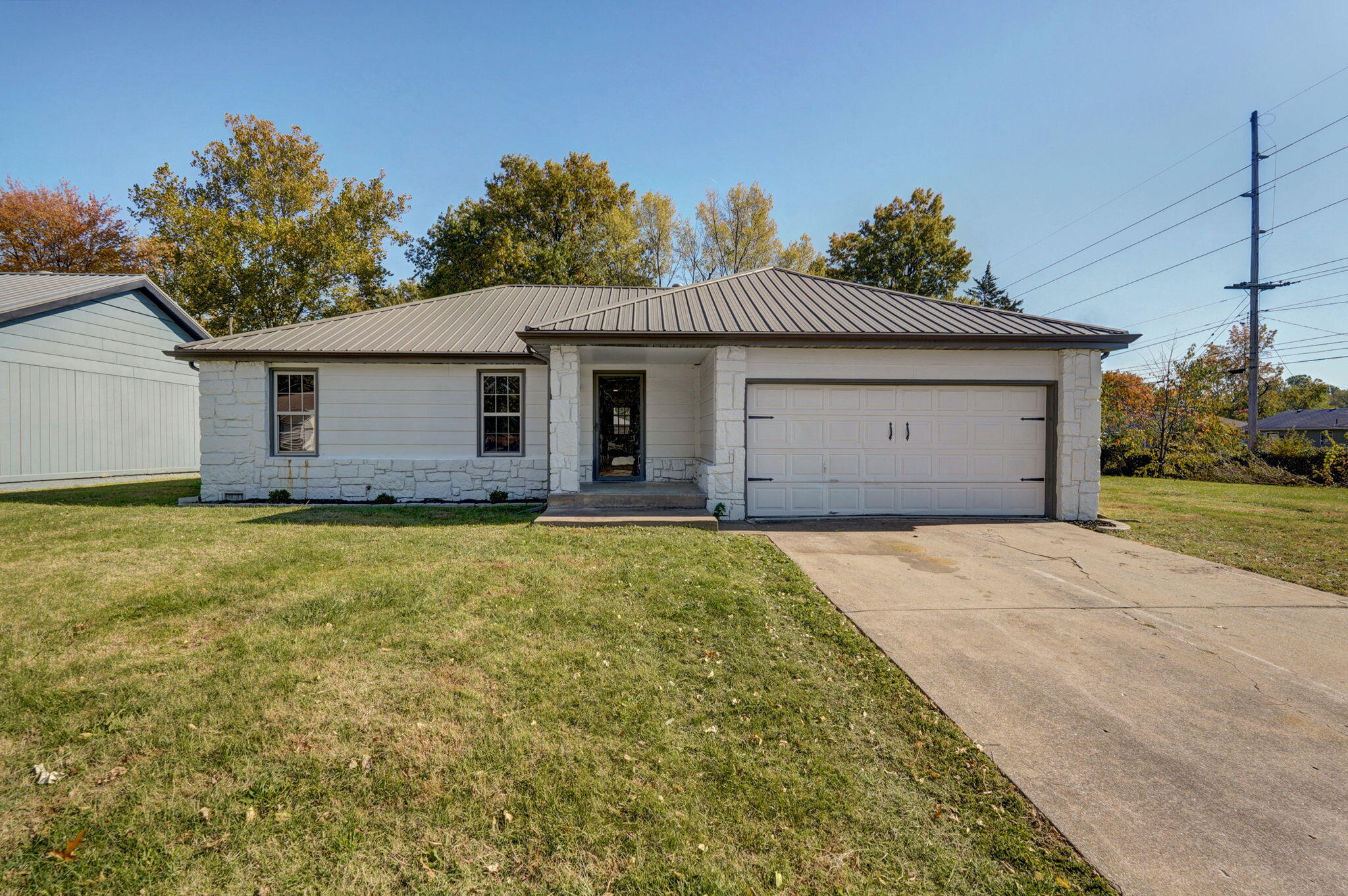 2558 South Fort Avenue Property Photo 1