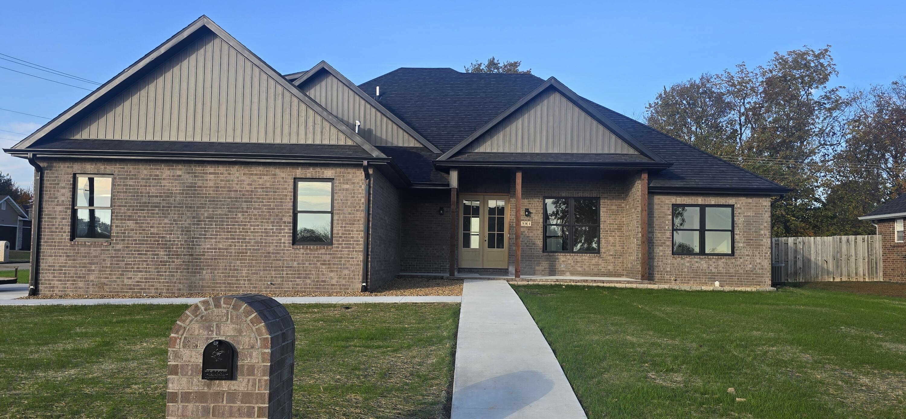 381 South Hartford Avenue Property Photo 1