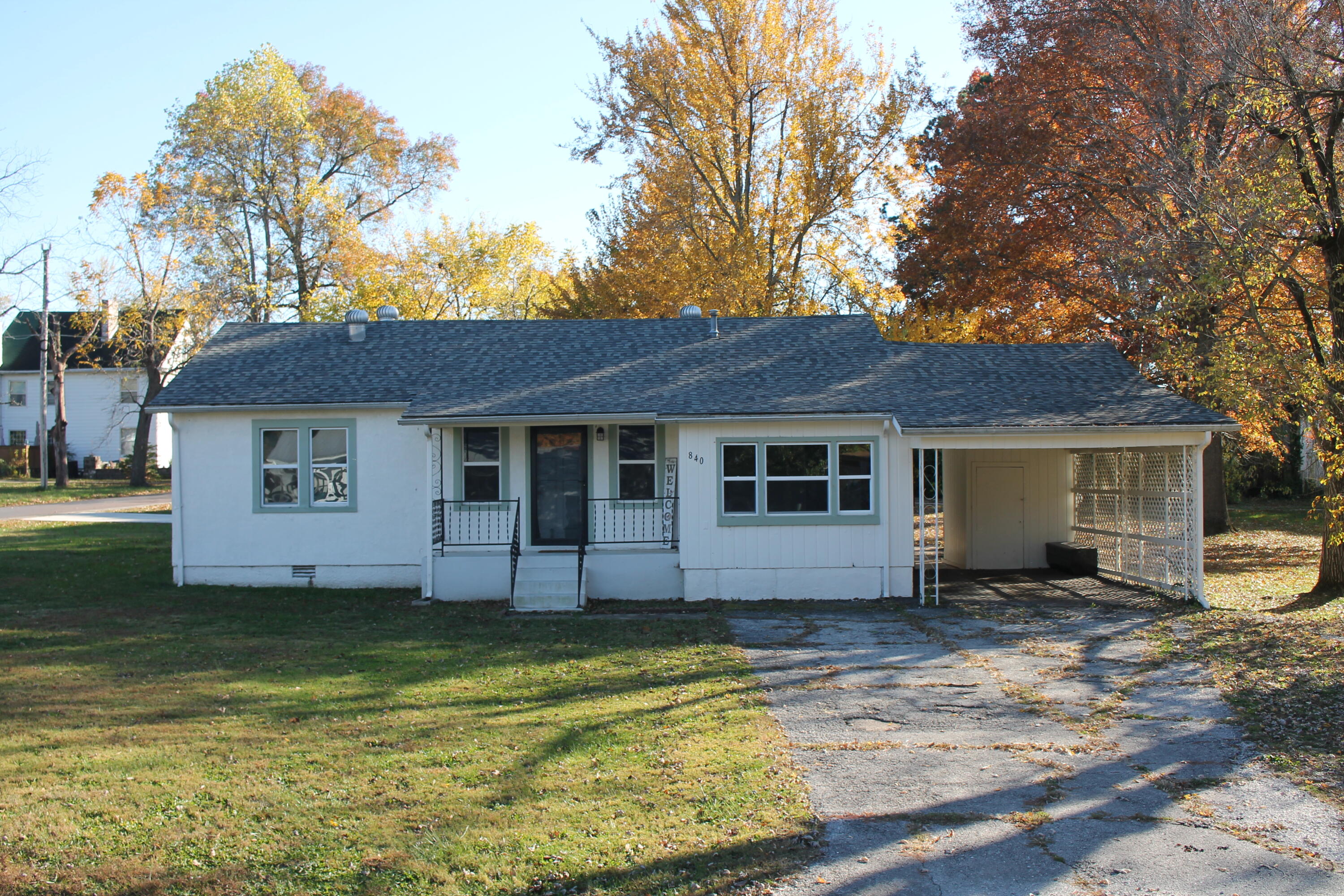 840 East Dorris Avenue Property Photo 1