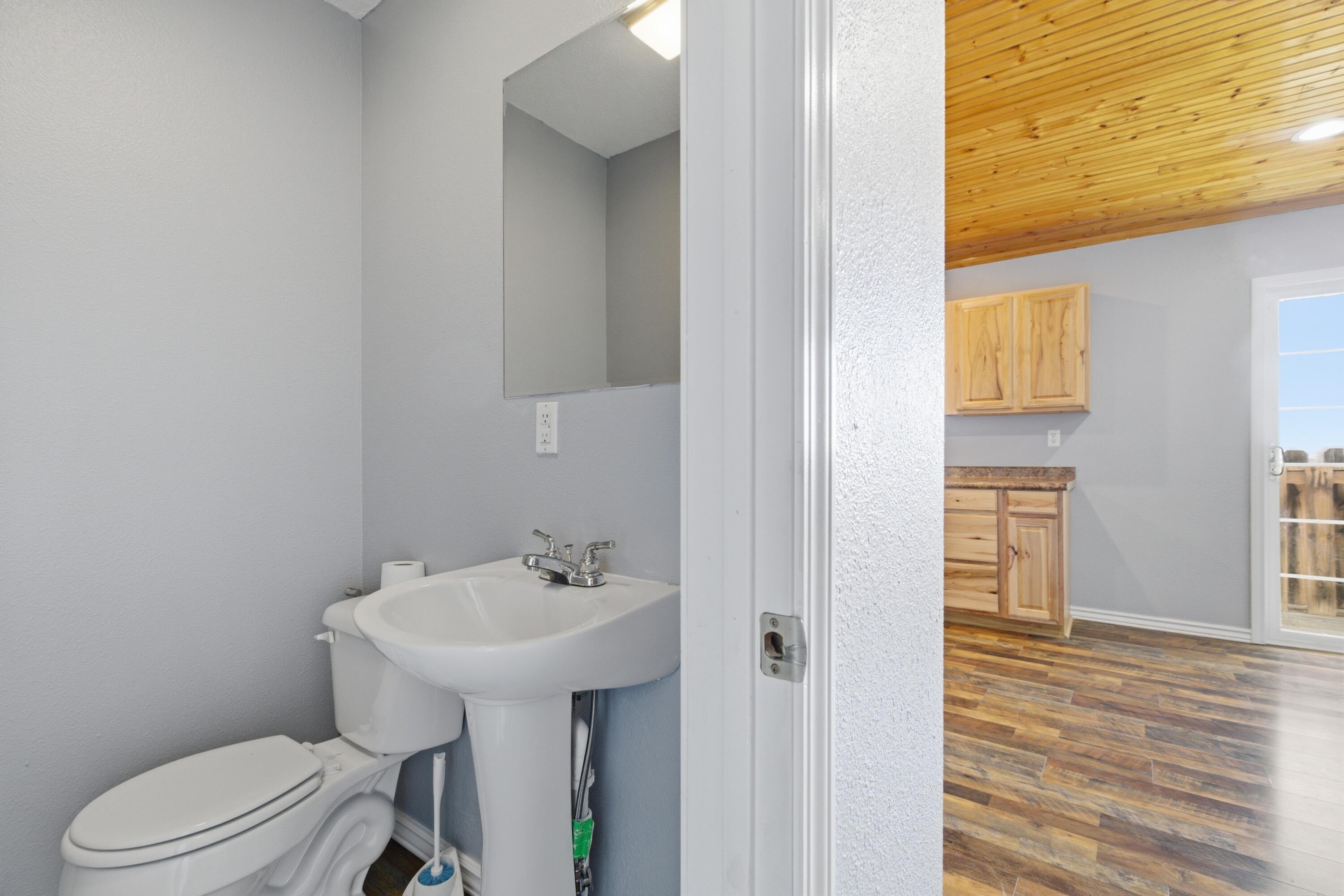 23548 Lawrence 1090 Property Photo 12