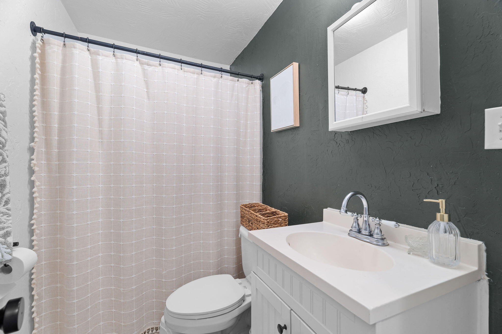 2323 West Walnut Street Property Photo 9