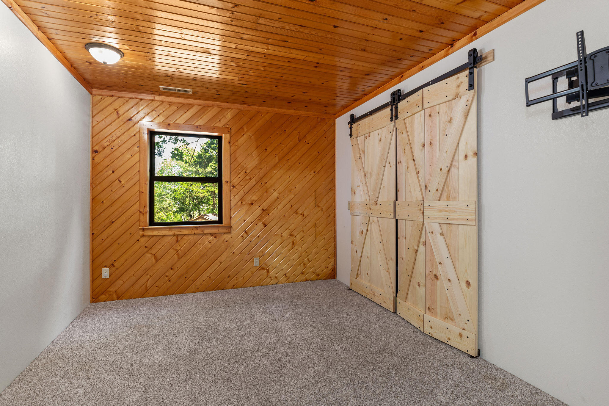 537 Watson Road Property Photo 25