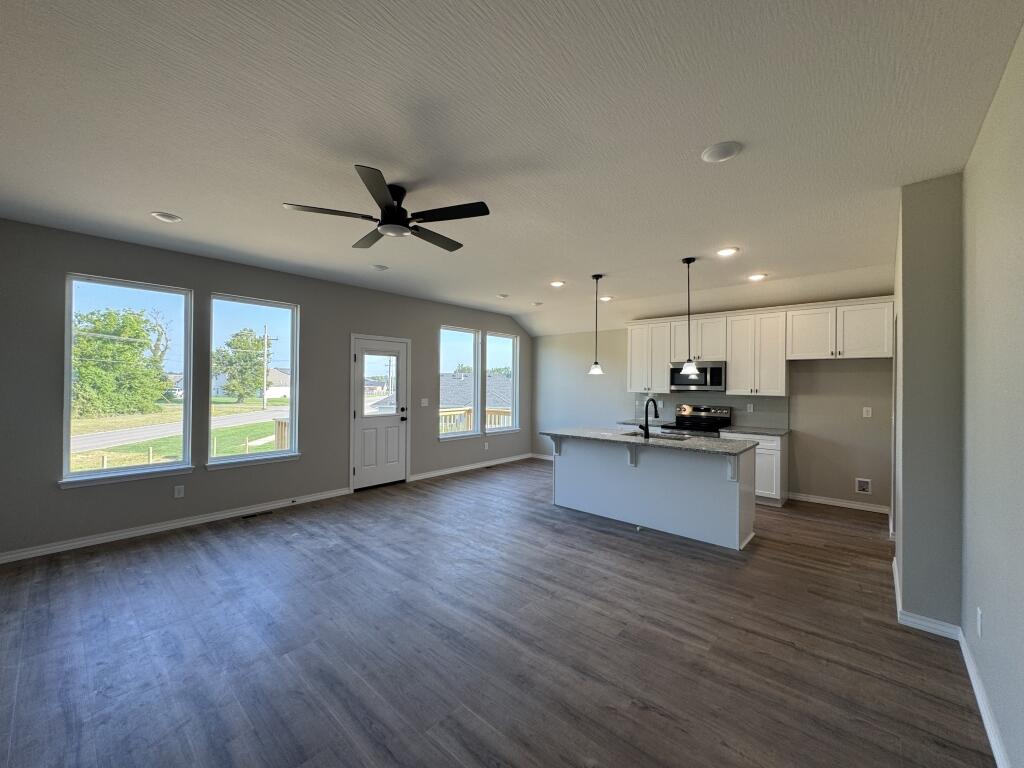 1401 South Barnard Way Property Photo 2