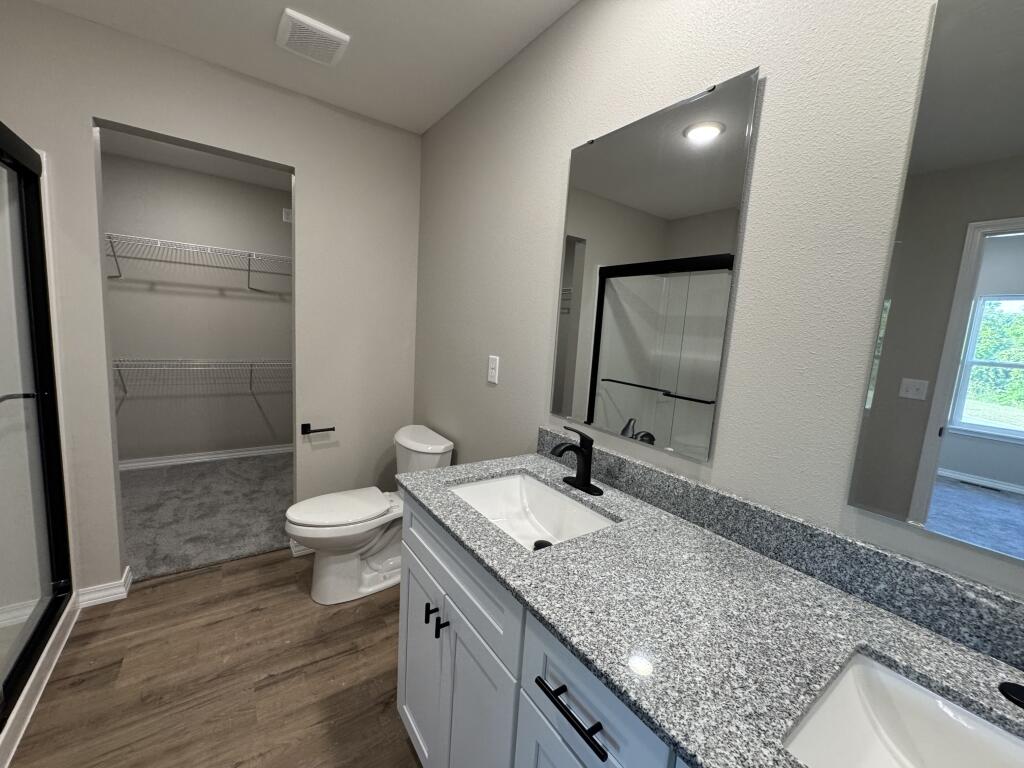 1401 South Barnard Way Property Photo 5