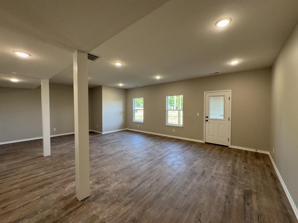 1401 South Barnard Way Property Photo 11
