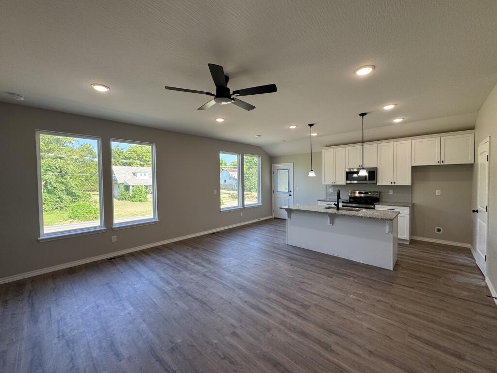 1413 South Barnard Way Property Photo 2