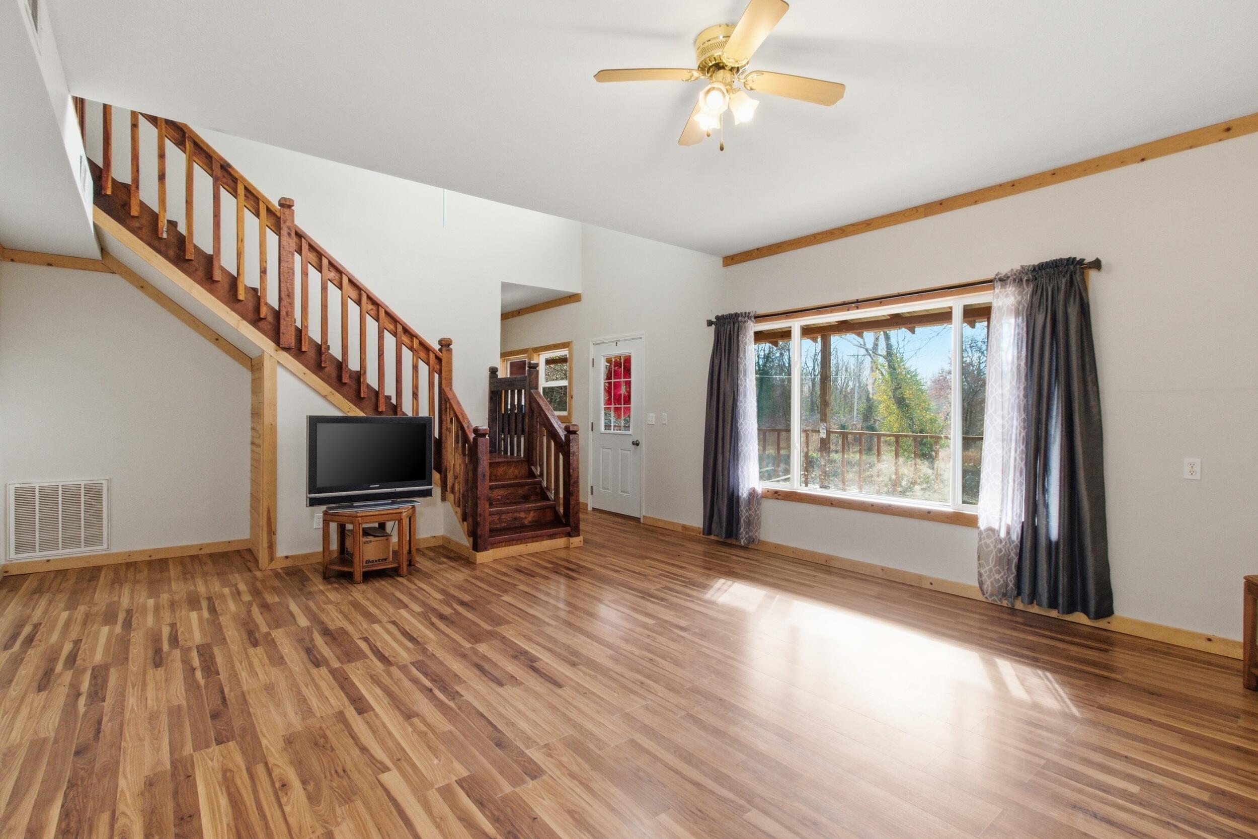 305 Thomas Street Property Photo 5