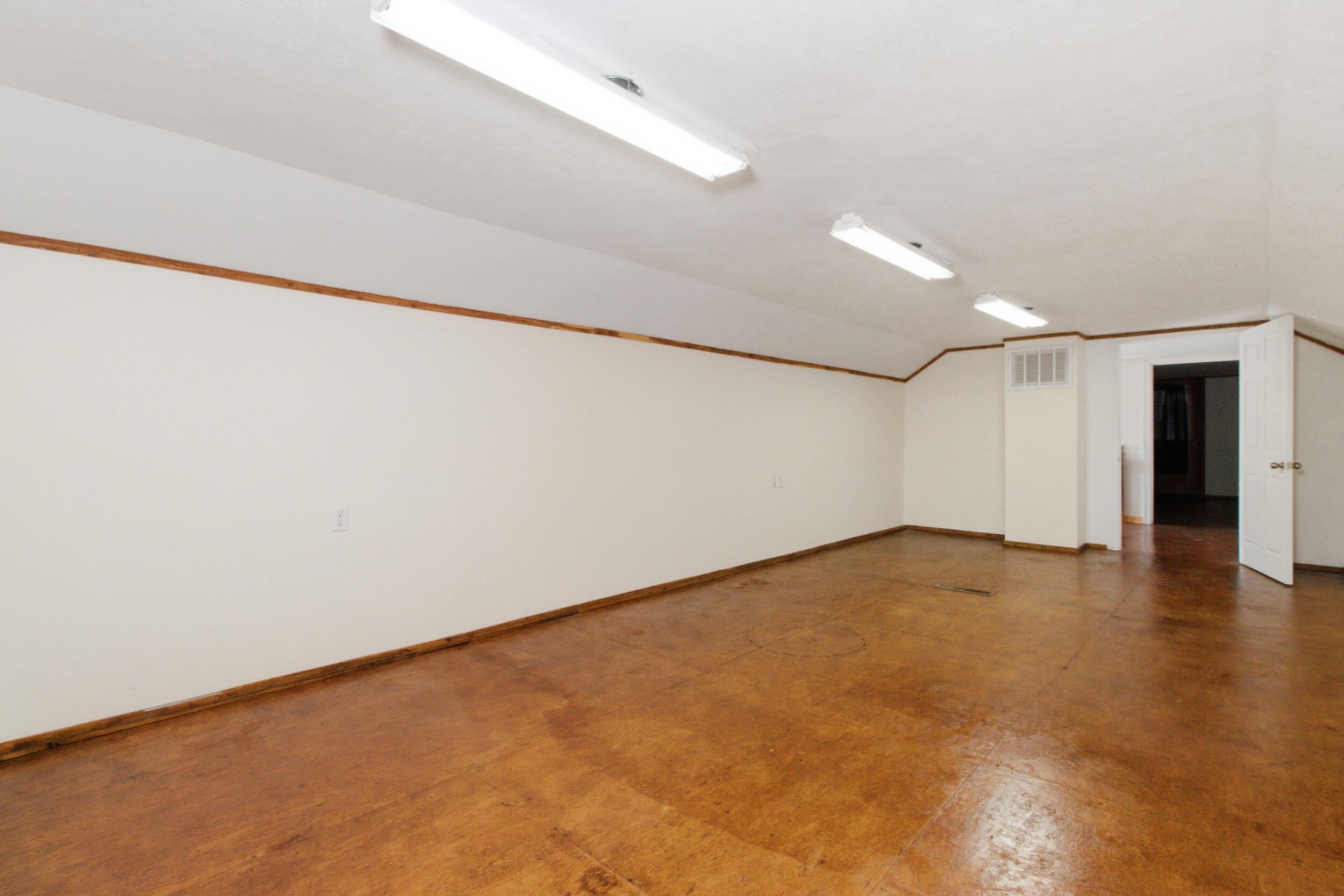 305 Thomas Street Property Photo 24