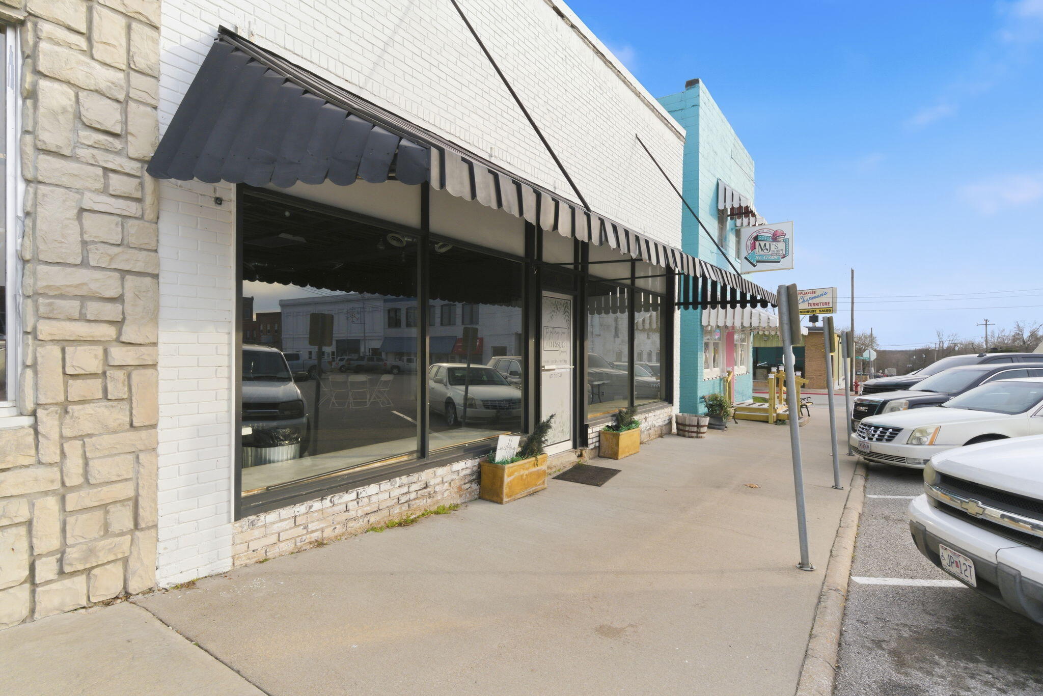203 East Commercial Street Property Photo 4