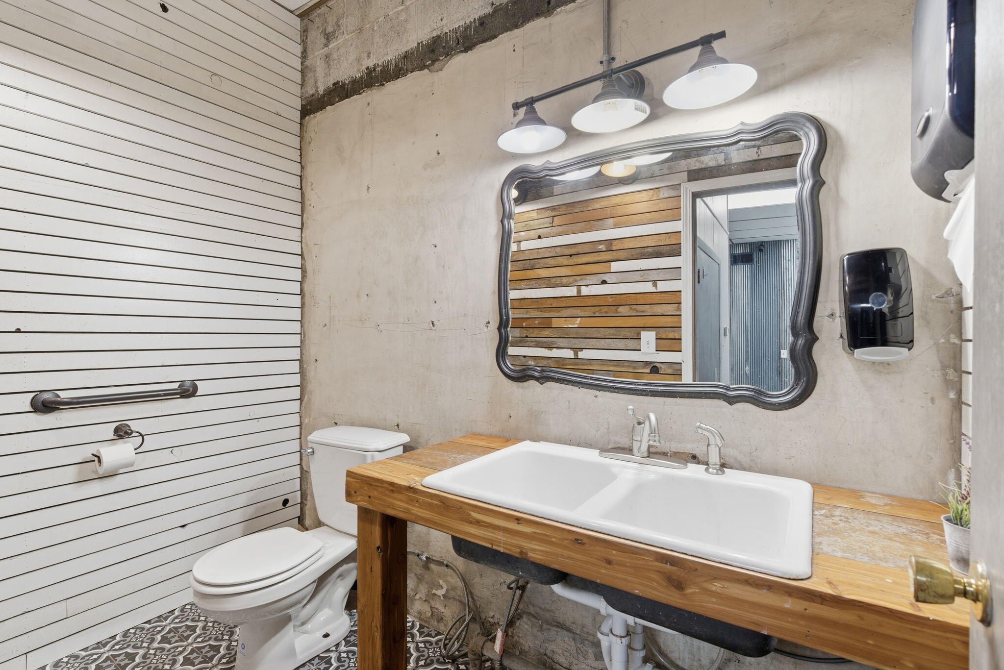 203 East Commercial Street Property Photo 23