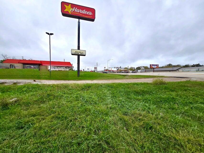 820 South Sam Houston Boulevard Property Photo 3