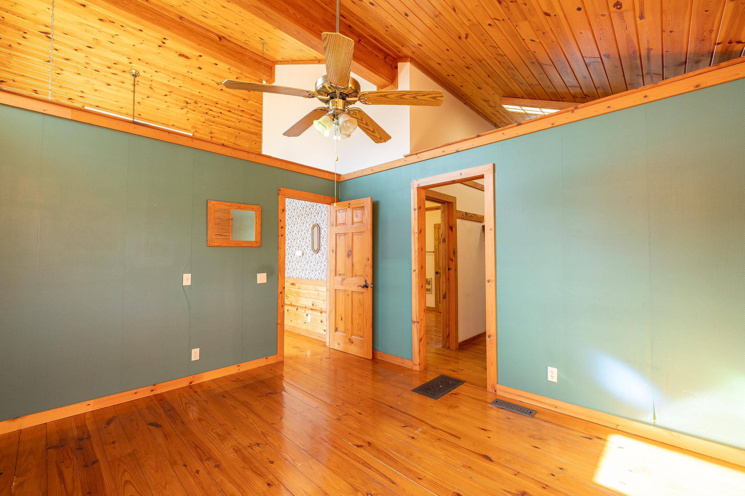 539 Thompson Lane Property Photo 13