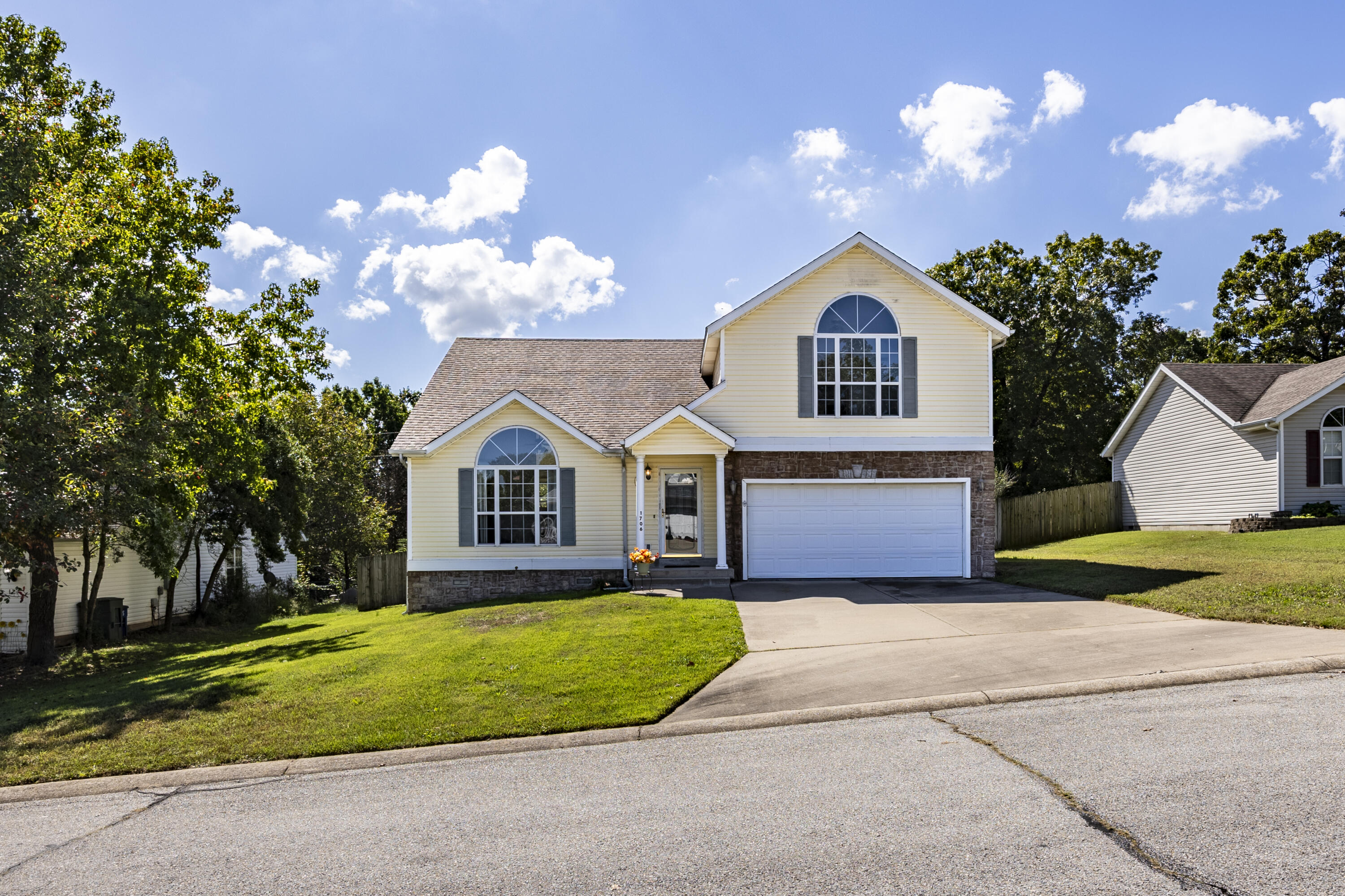1706 West Marigold Drive Property Photo 1