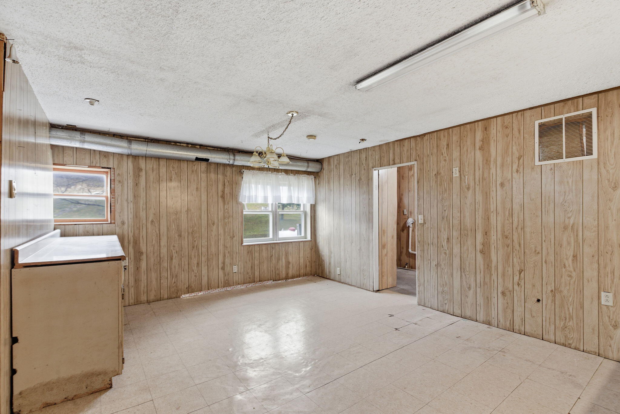20243 Lawrence 1247 Property Photo 12