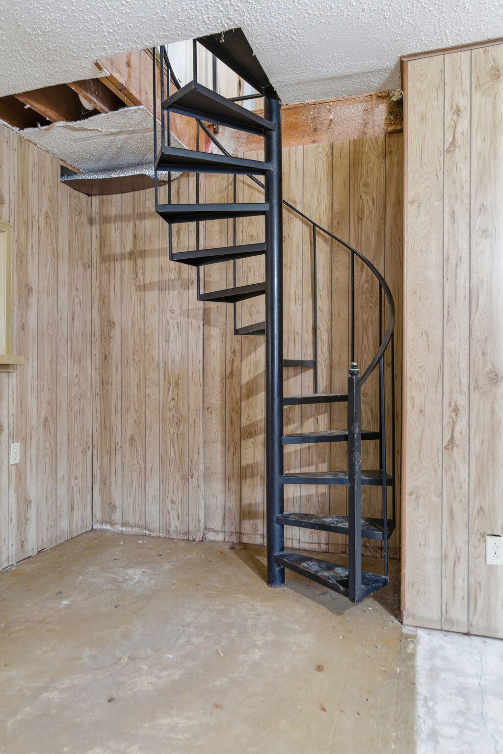 20243 Lawrence 1247 Property Photo 17