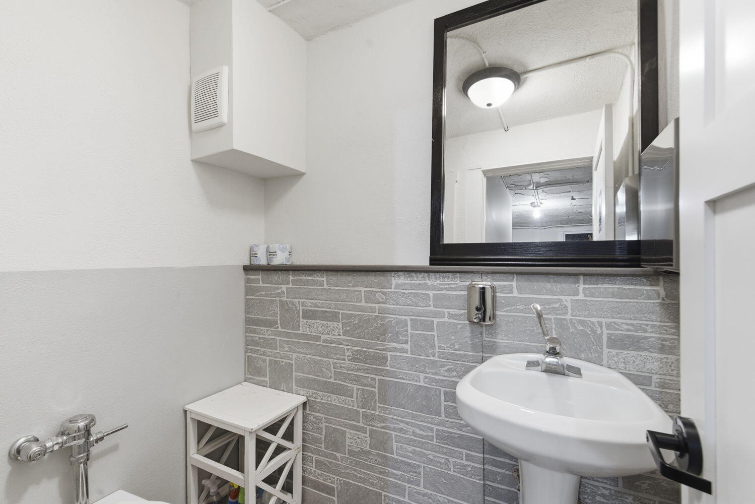 324 Park Central West 112 Property Photo 9