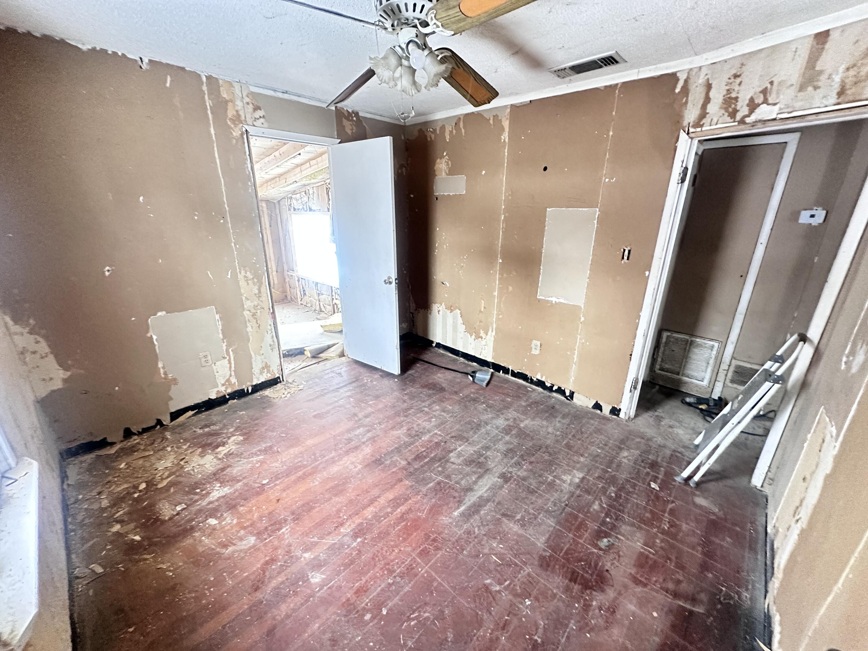 210 West Ash Street Property Photo 5