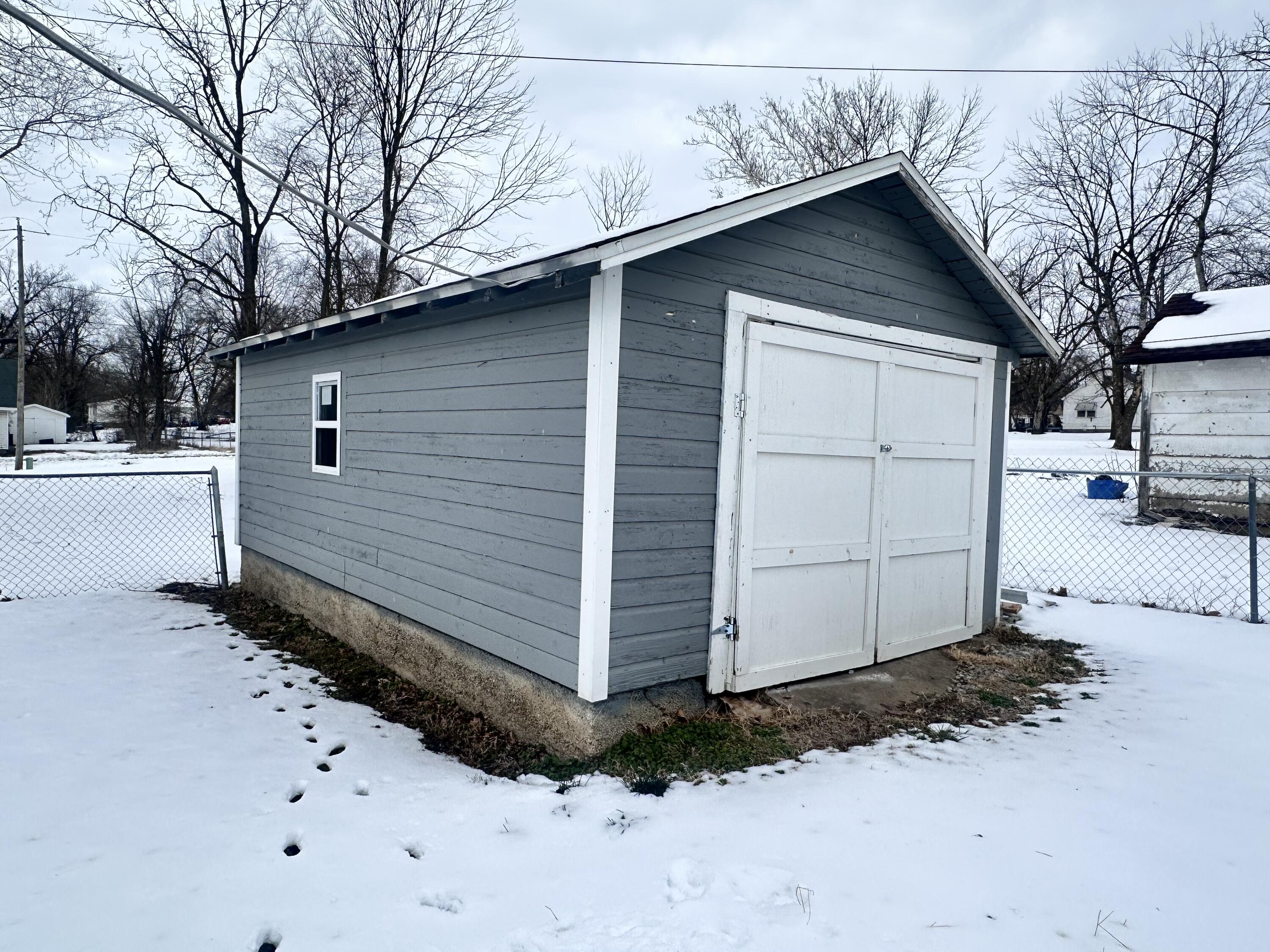 210 West Ash Street Property Photo 9