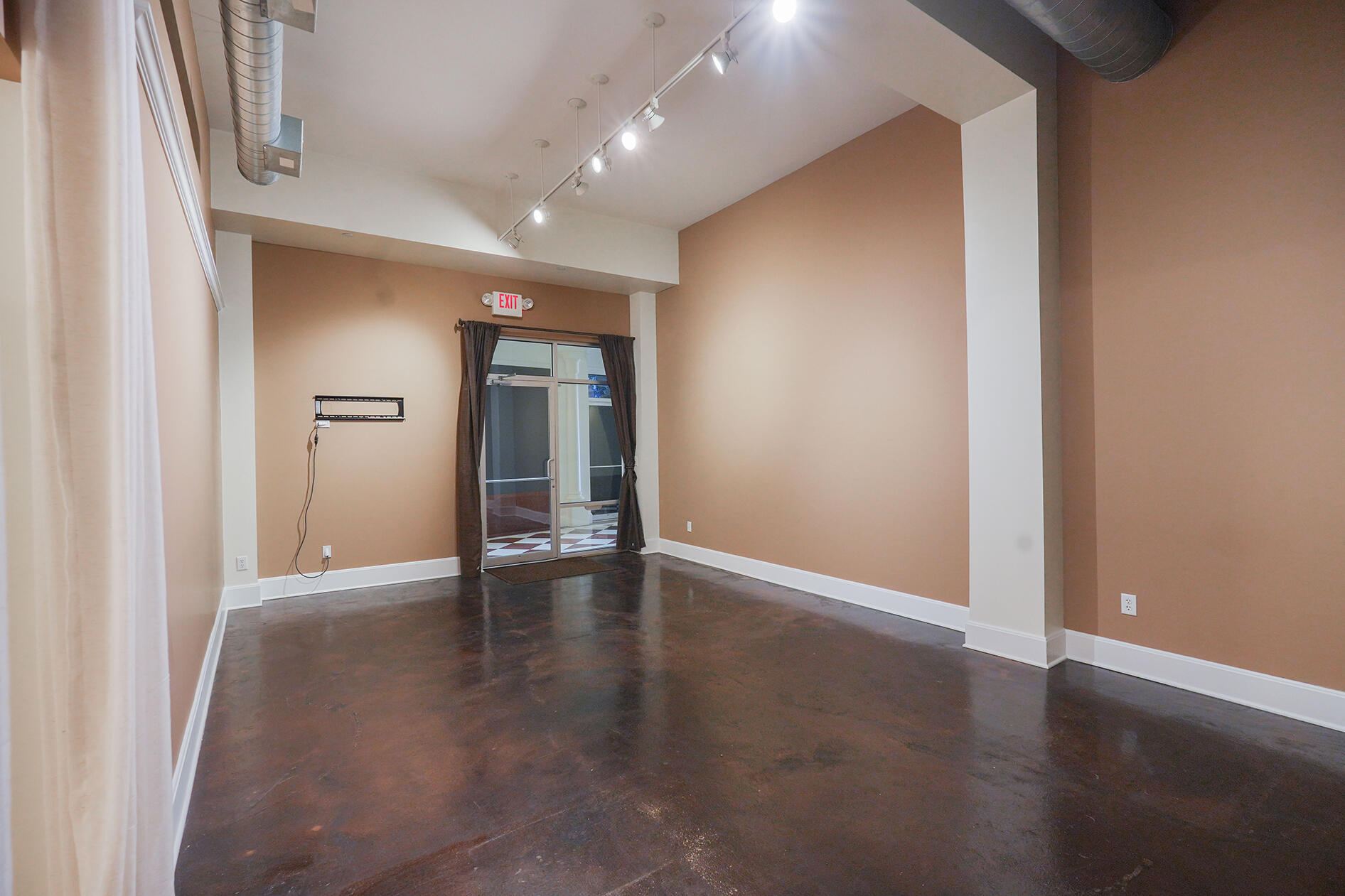 400 East Walnut Street Property Photo 10