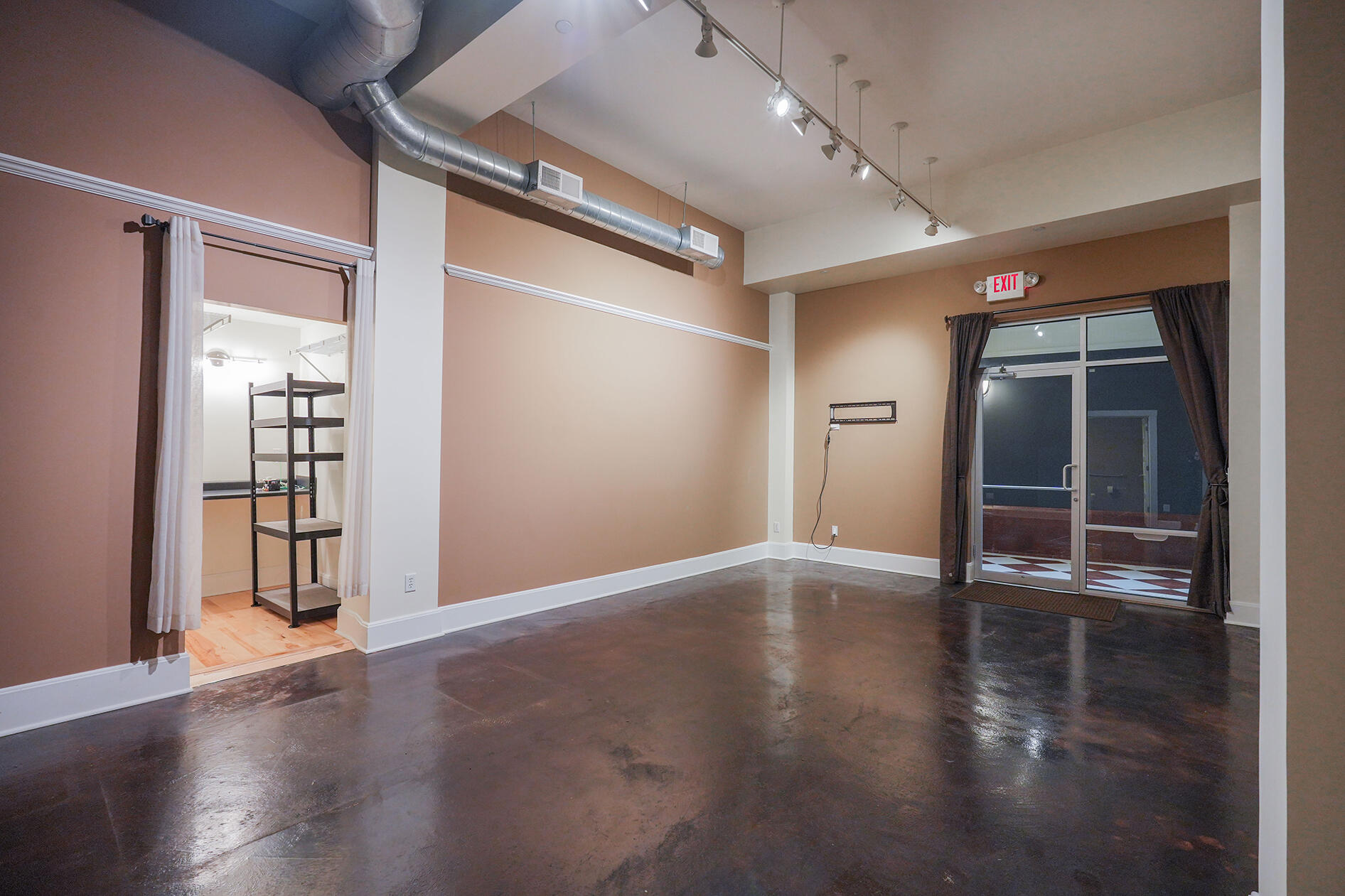 400 East Walnut Street Property Photo 11