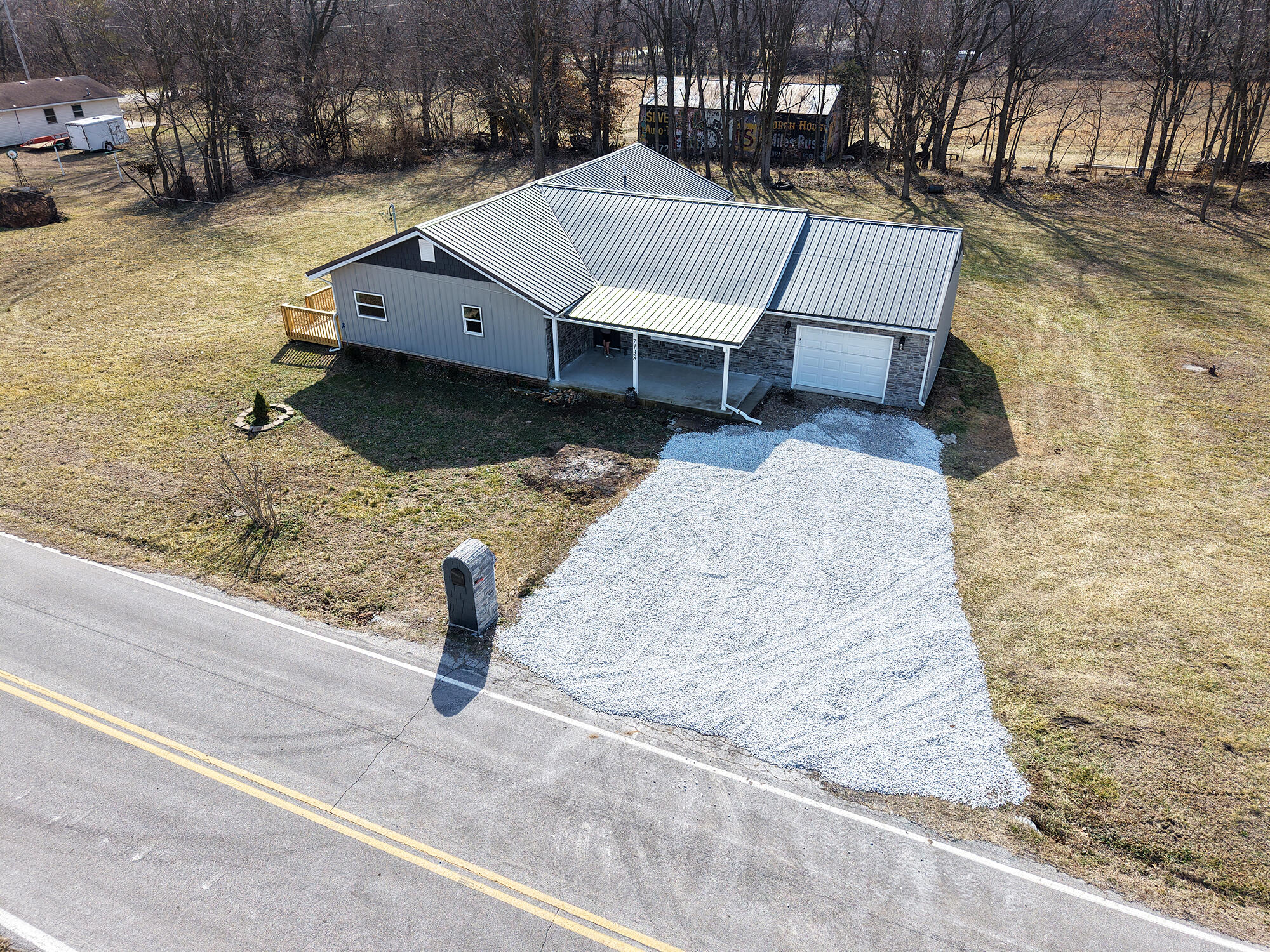 7138 West Farm Road 136 Property Photo 4