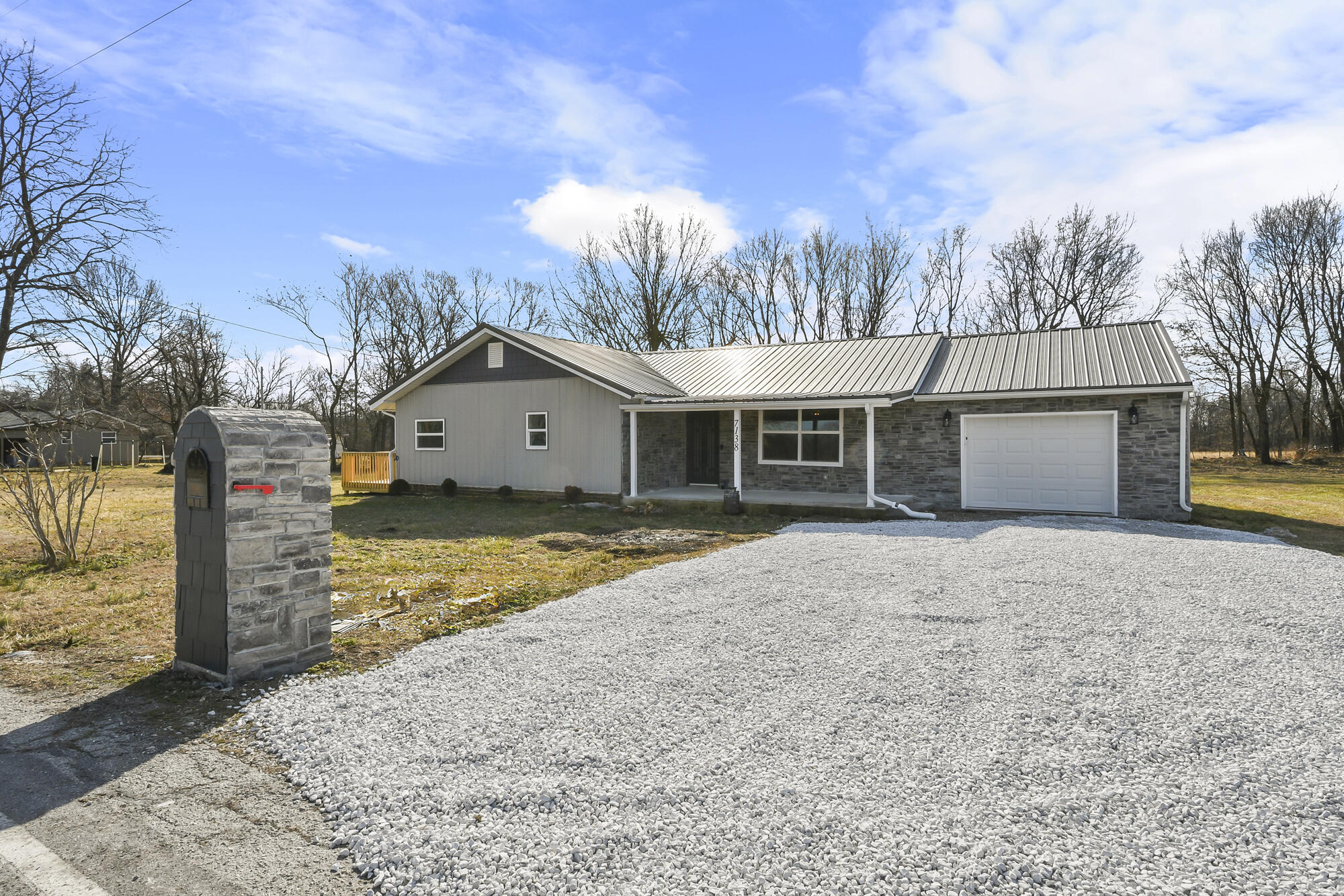 7138 West Farm Road 136 Property Photo 6