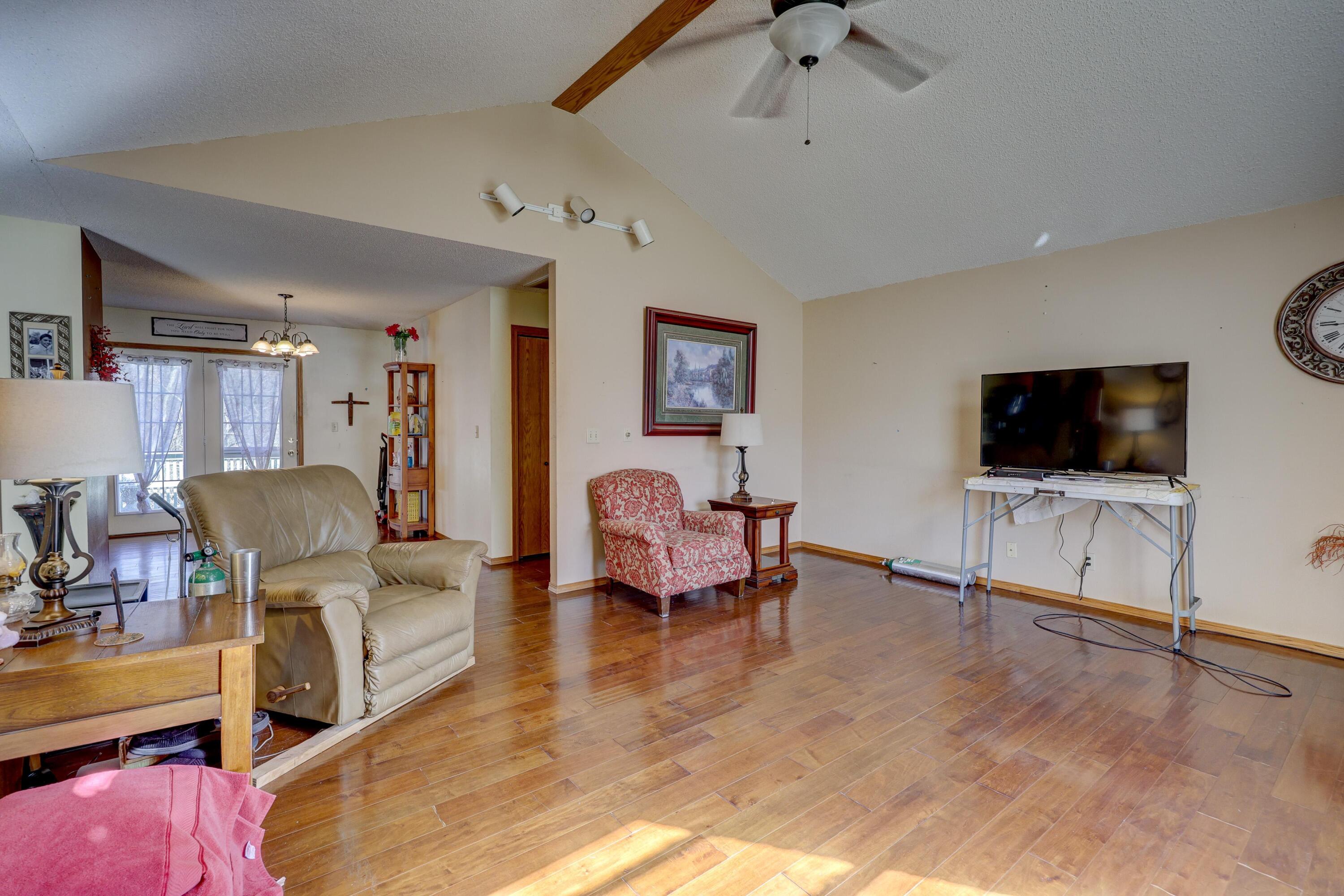 1206 Douglas Court Property Photo 8