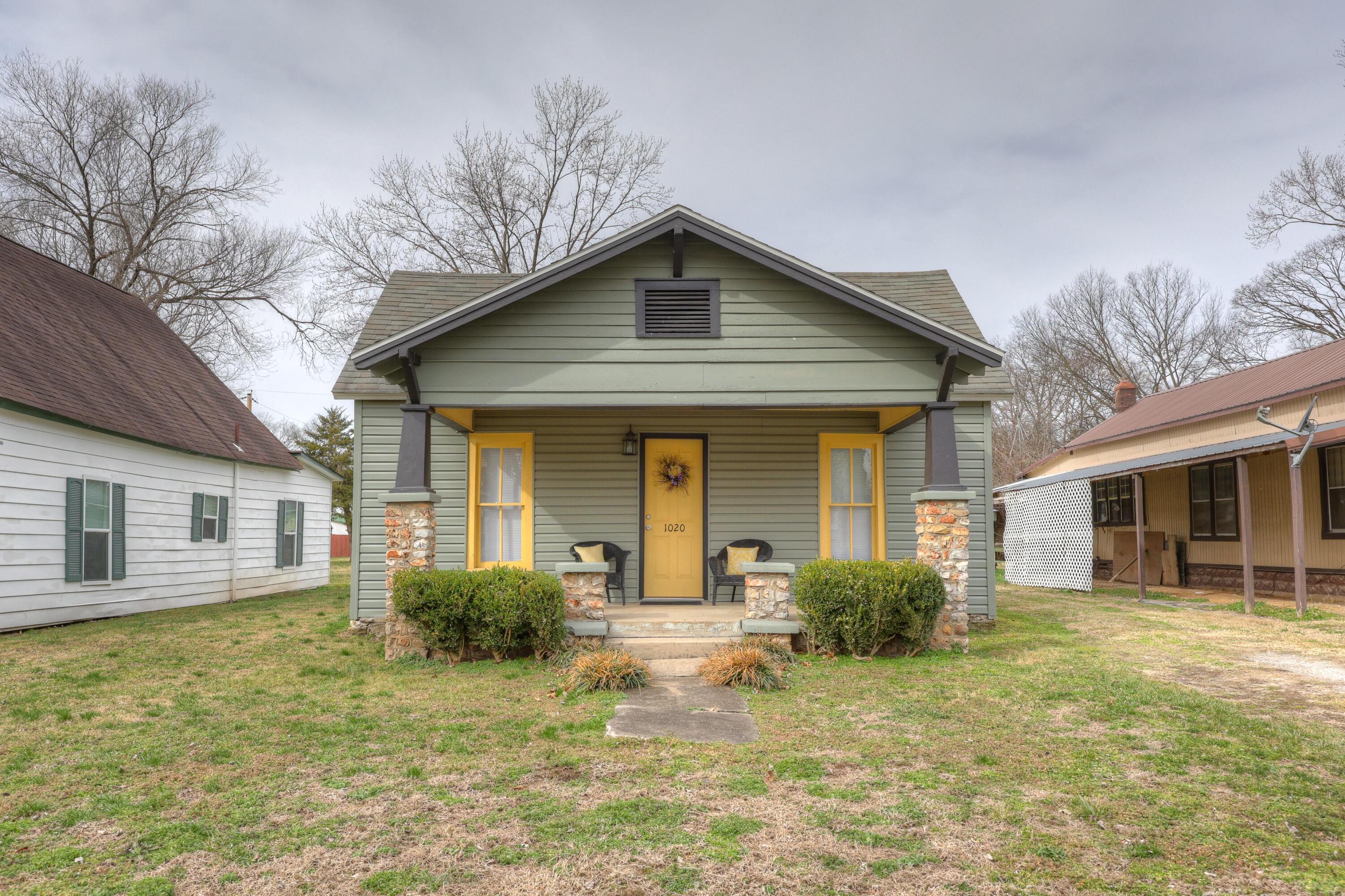 1020 Seneca Avenue Property Photo 1