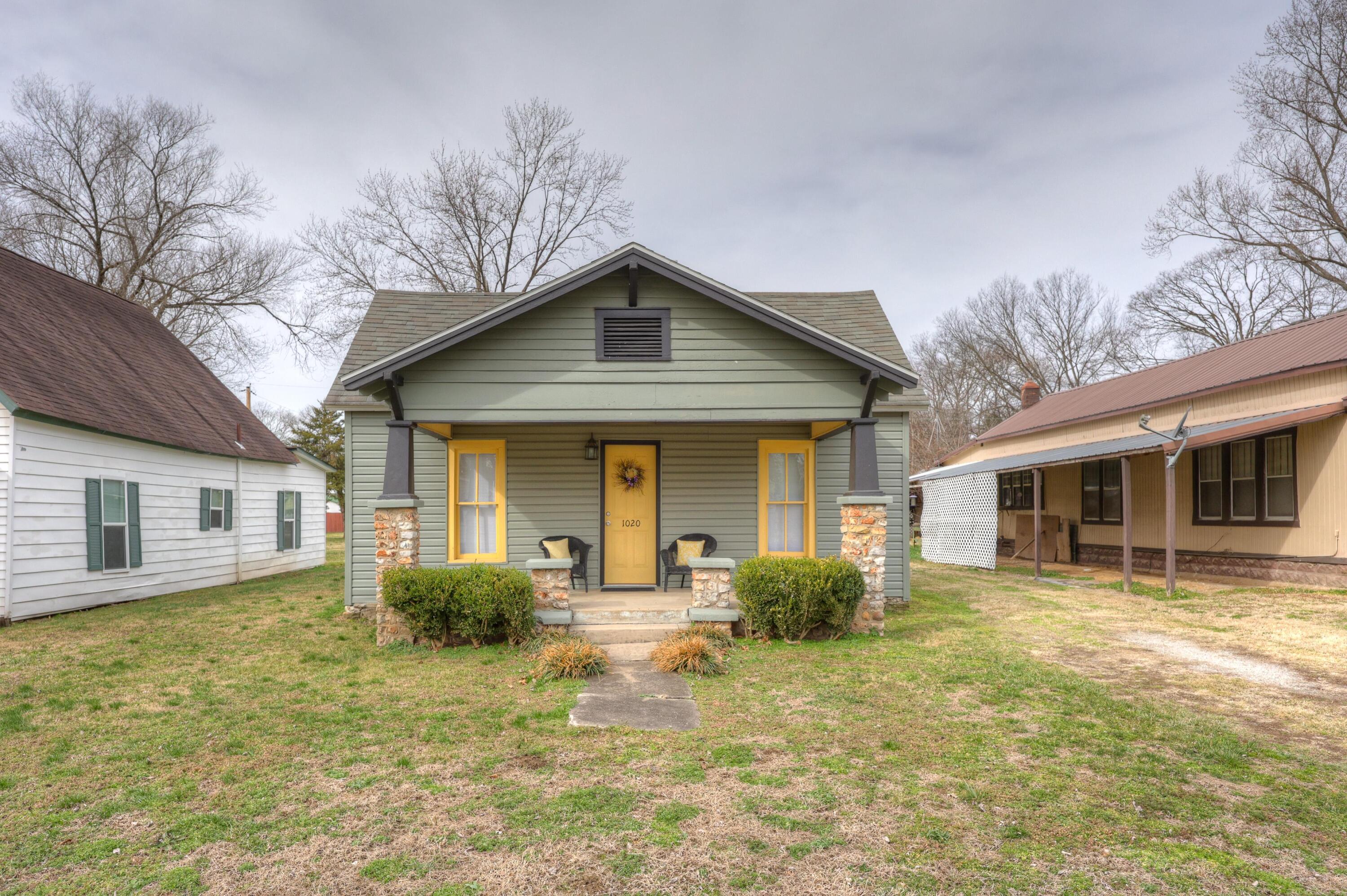 1020 Seneca Avenue Property Photo 3