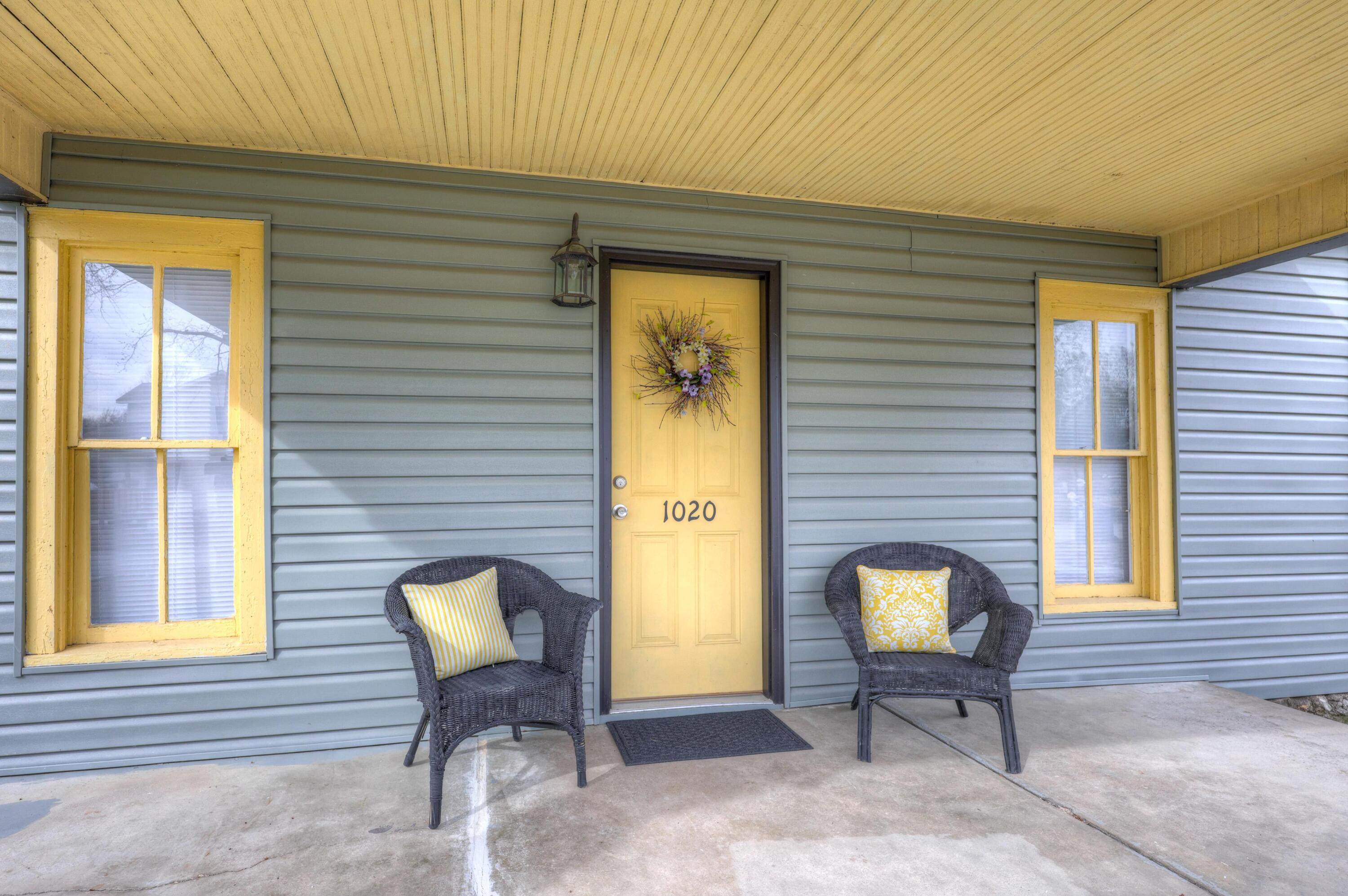 1020 Seneca Avenue Property Photo 4