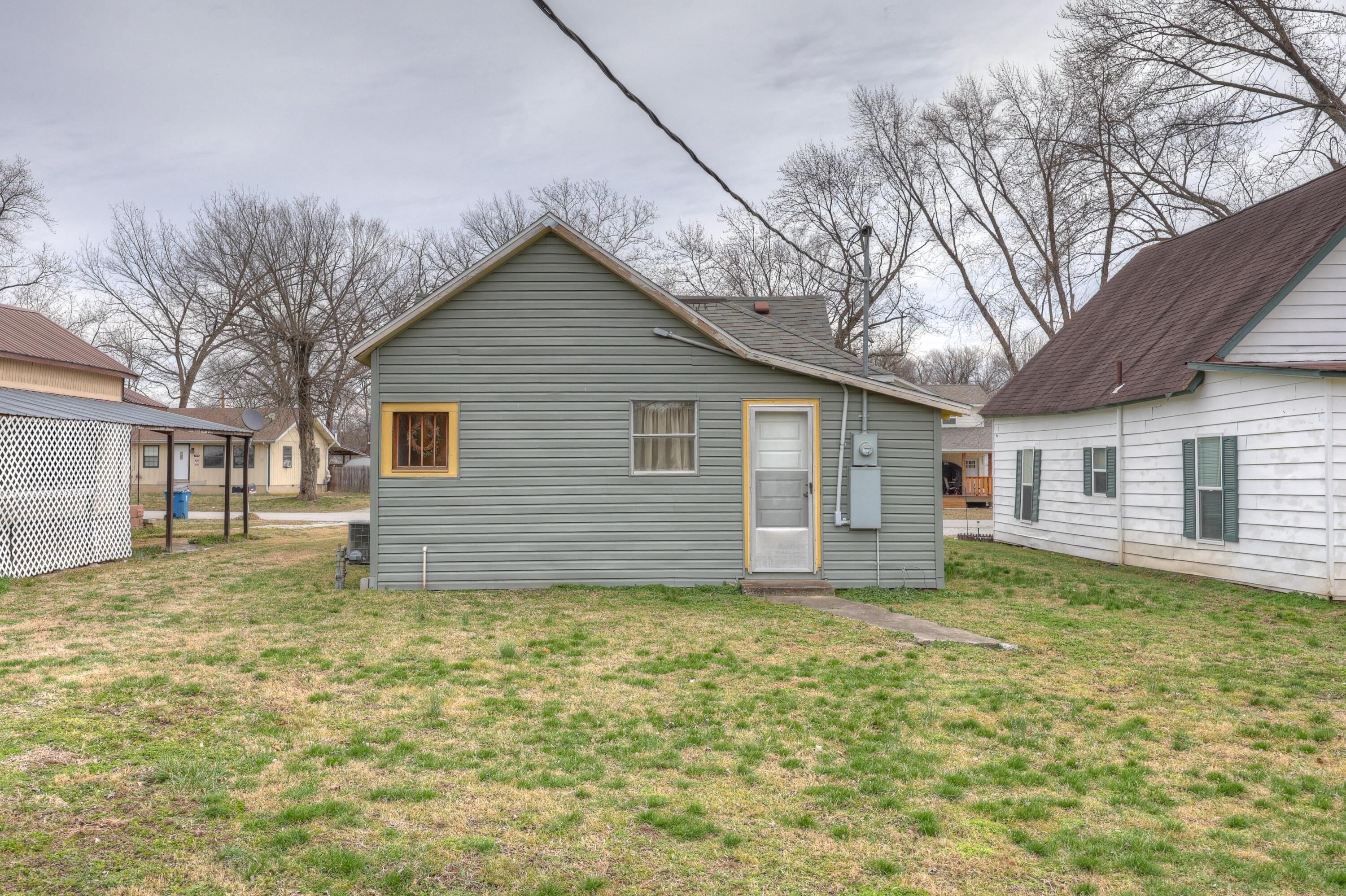 1020 Seneca Avenue Property Photo 5