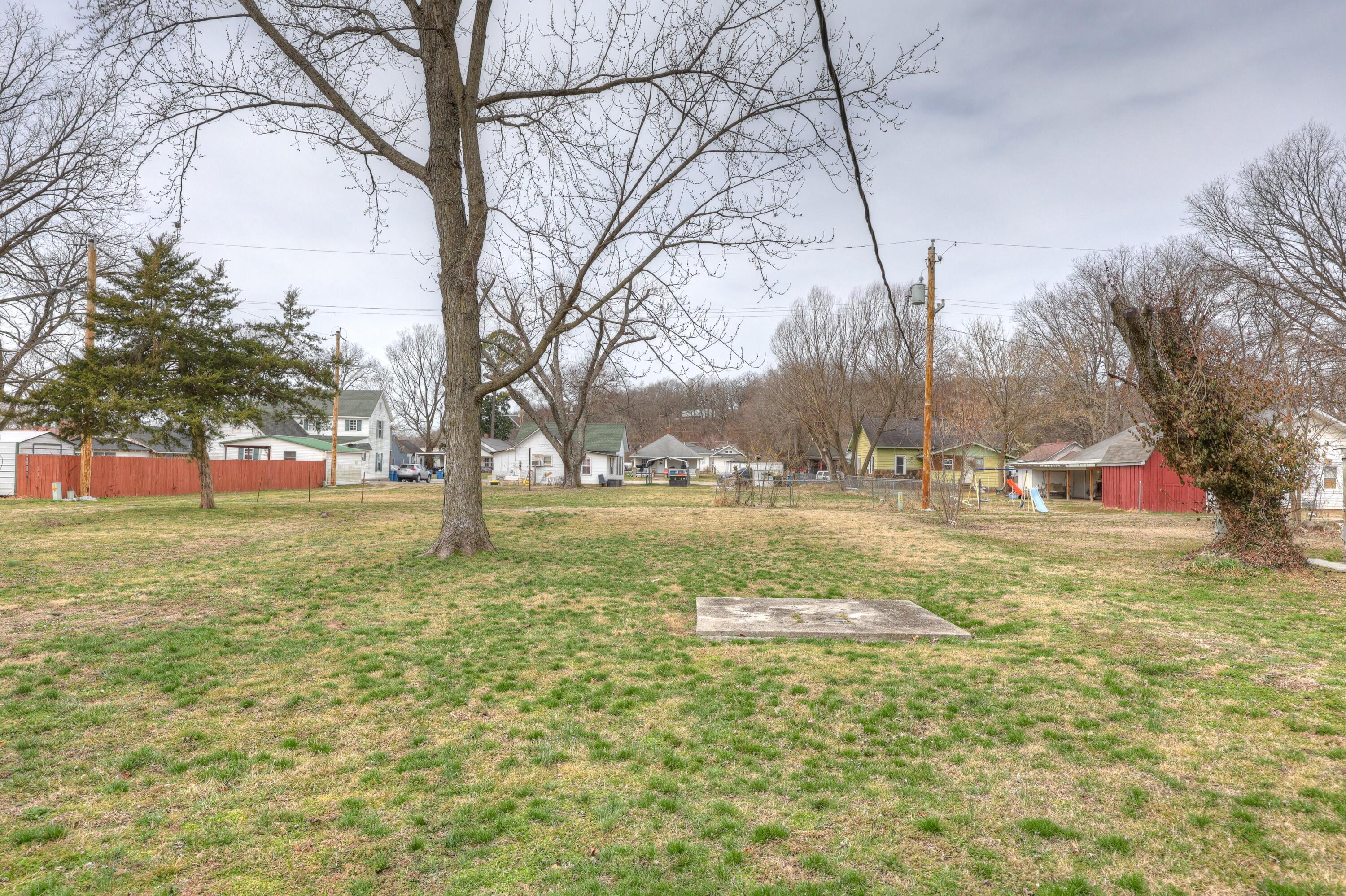 1020 Seneca Avenue Property Photo 6