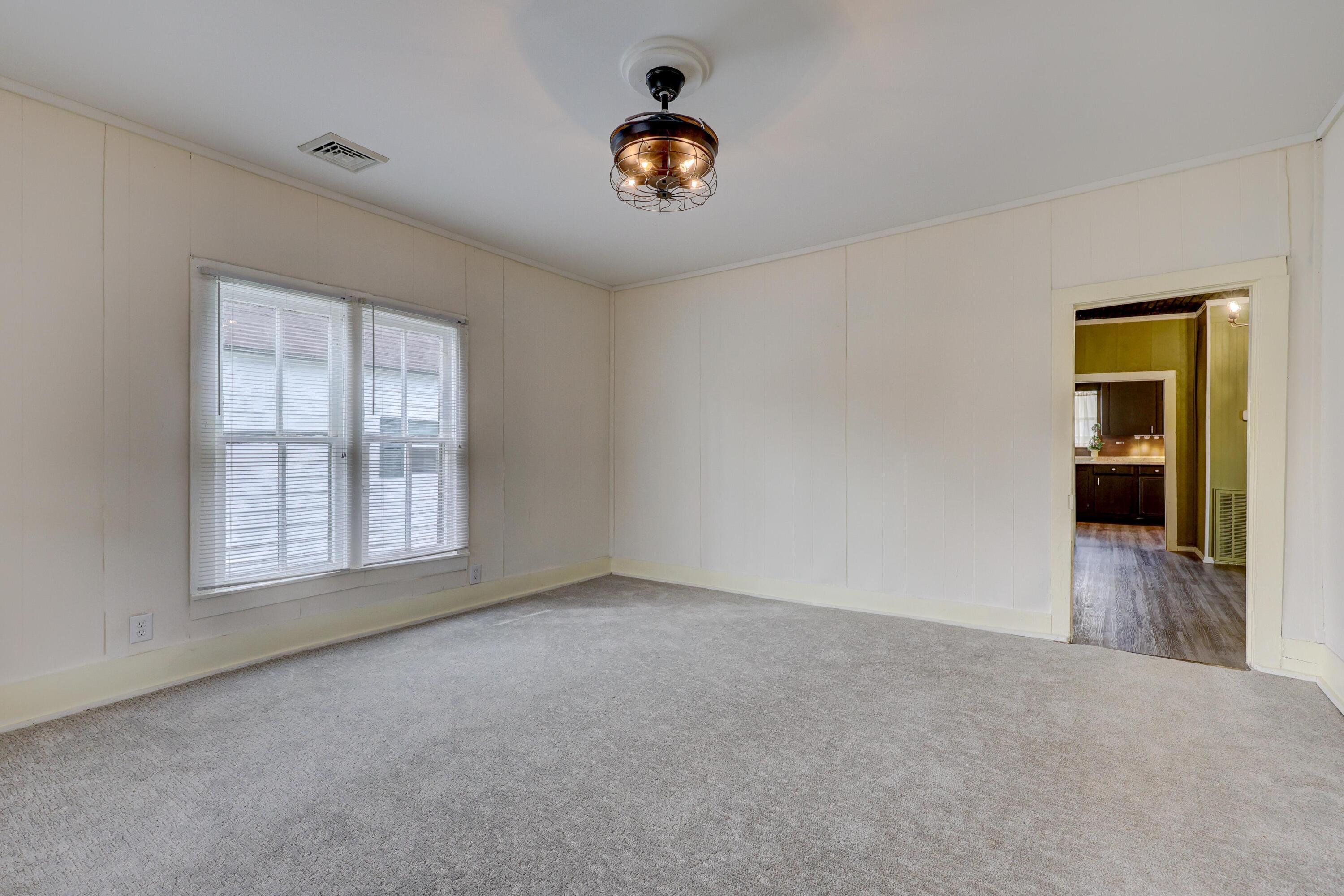 1020 Seneca Avenue Property Photo 8
